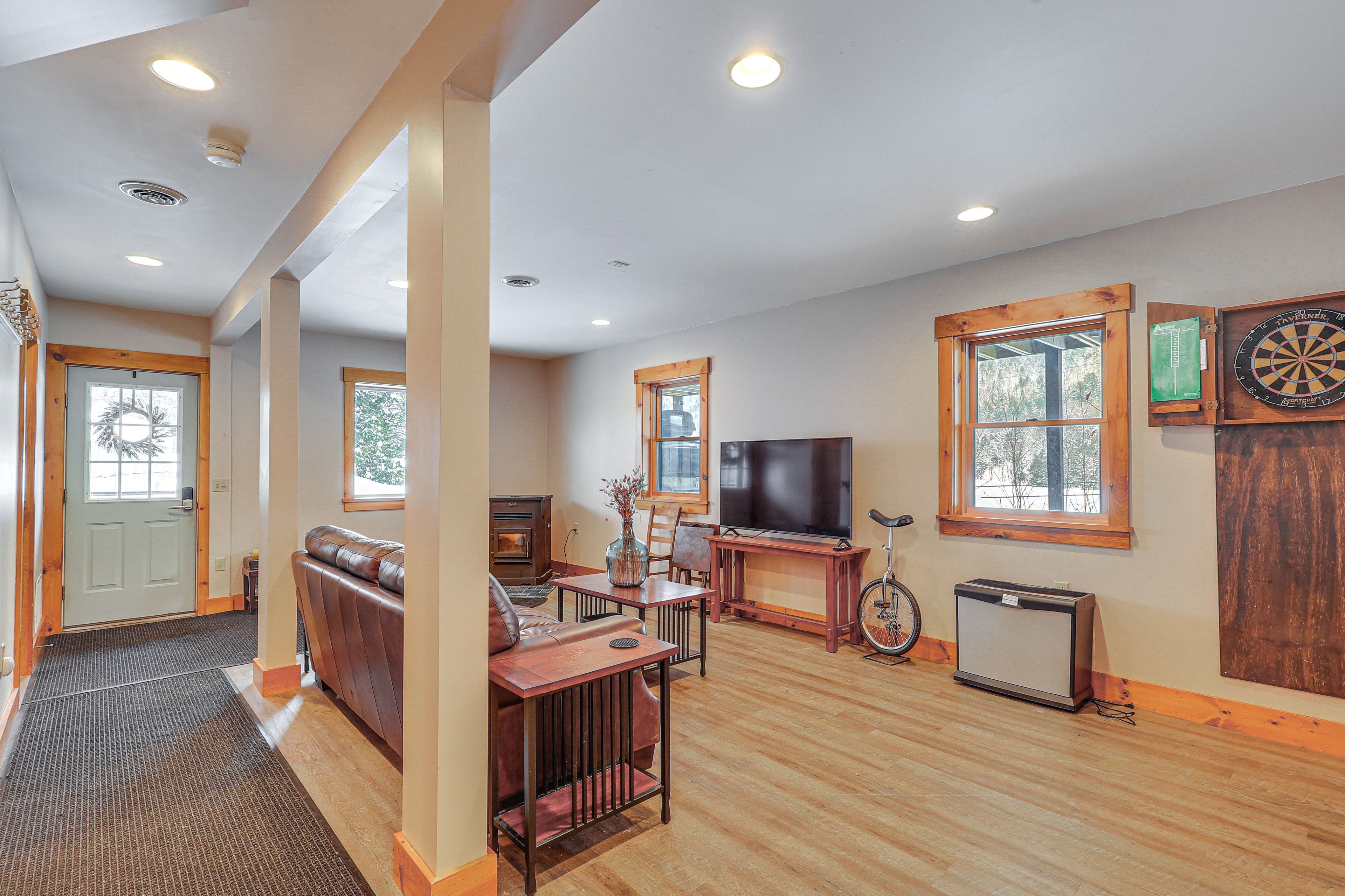 Addt'l Living Area | Smart TV | 1st Floor