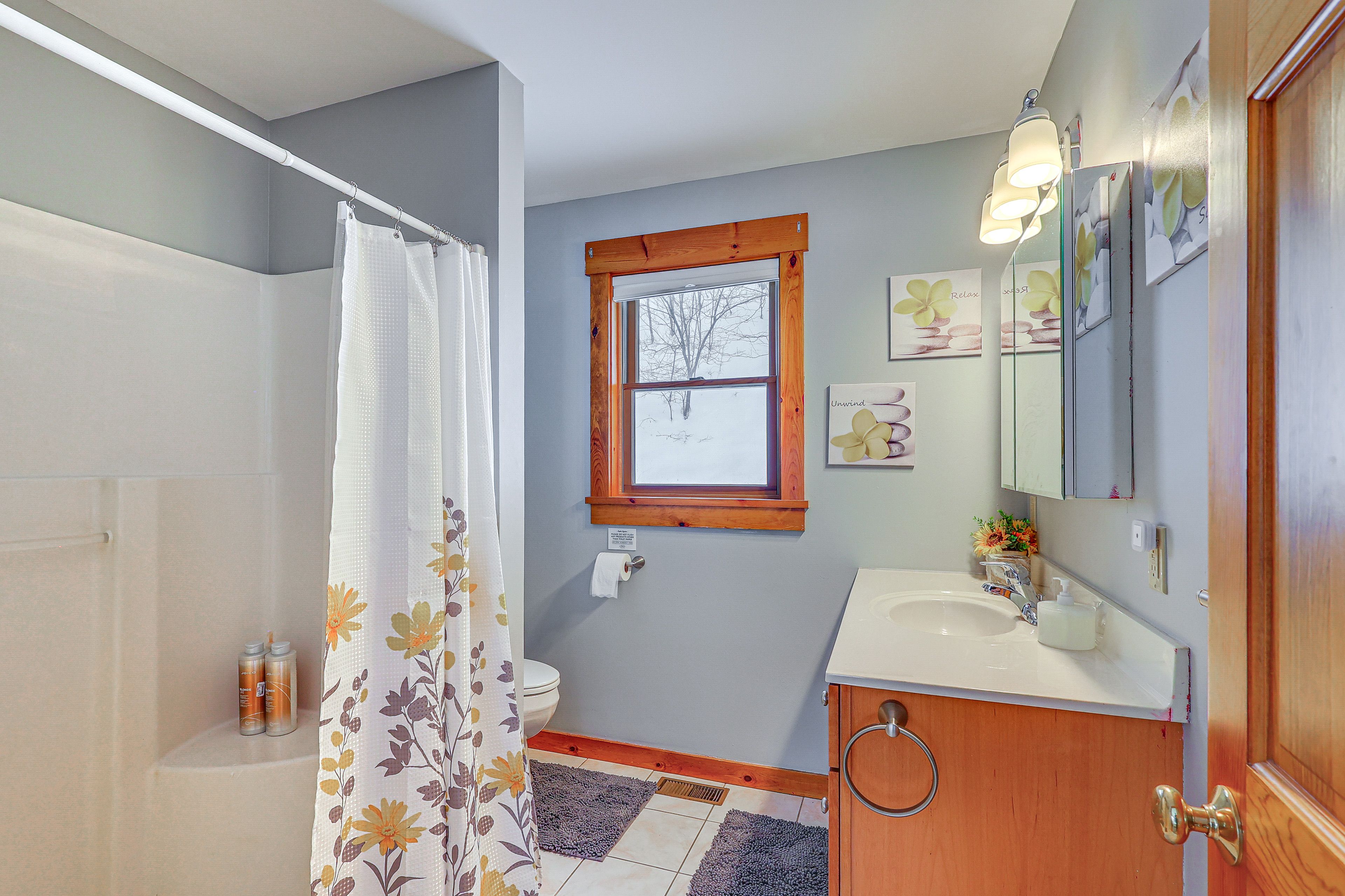 Full Bathroom | Towels Provided | 2nd Floor