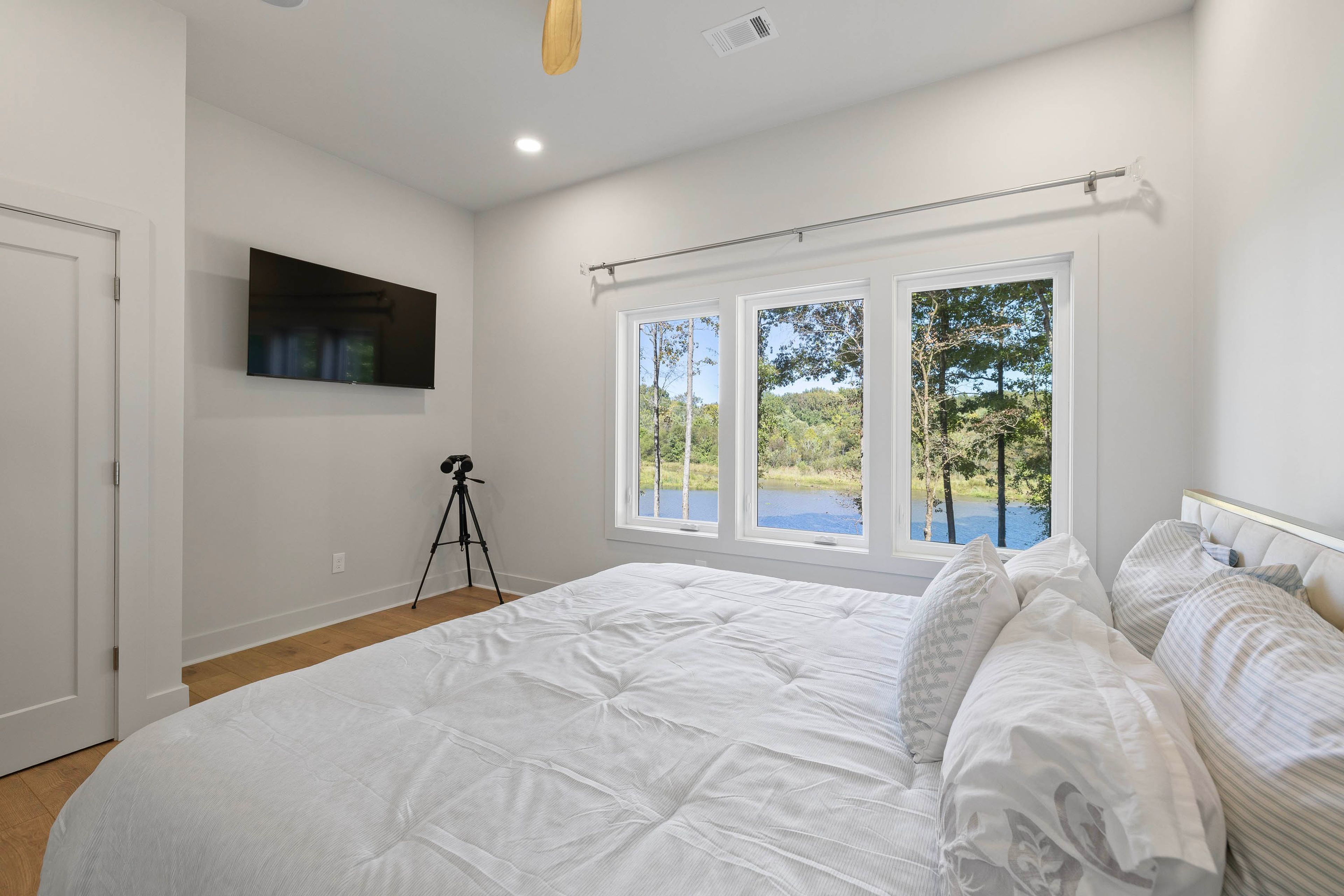 Bedroom 2 | King Bed | Main Floor