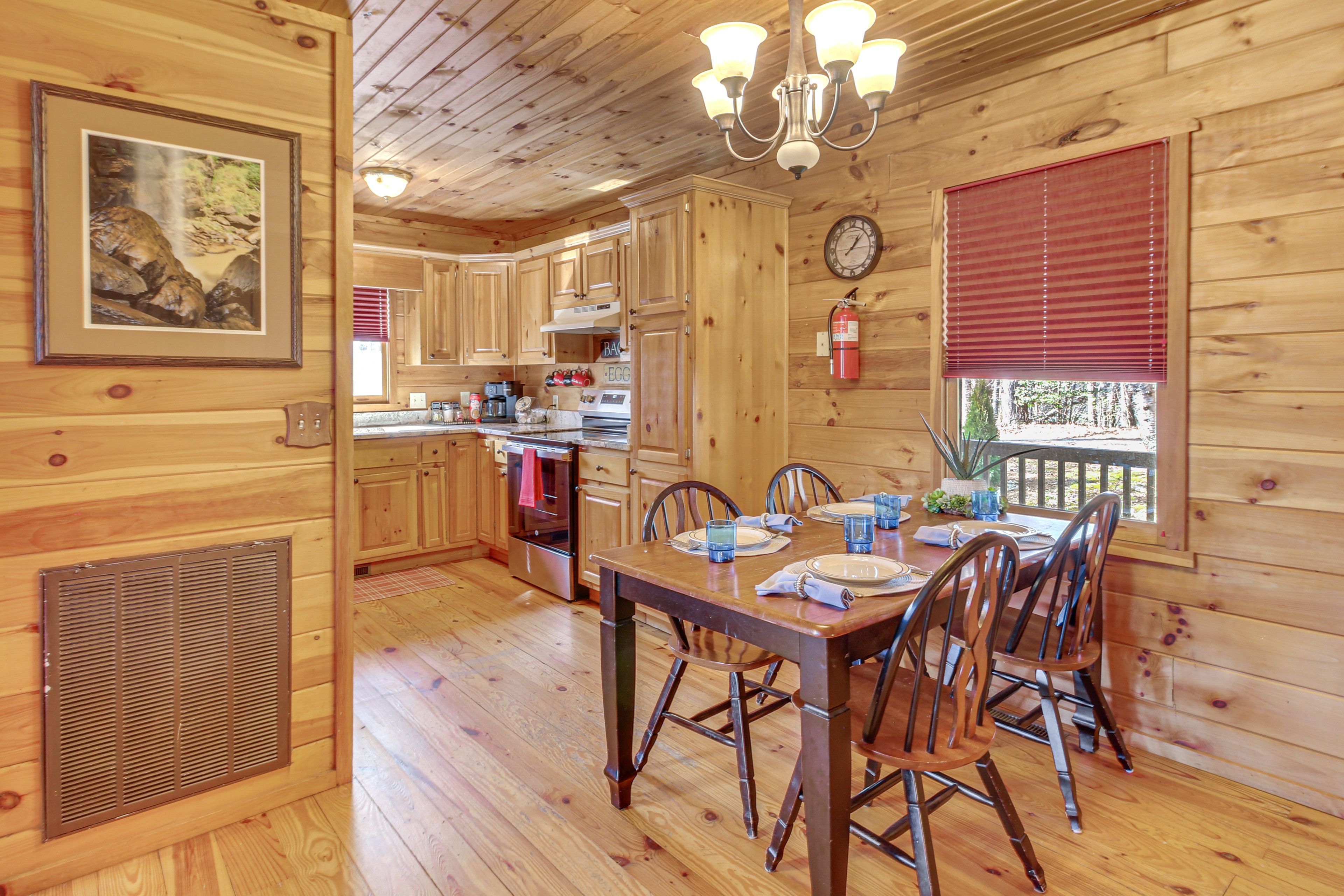 Dining Area | Main Floor | Dishes & Flatware Provided
