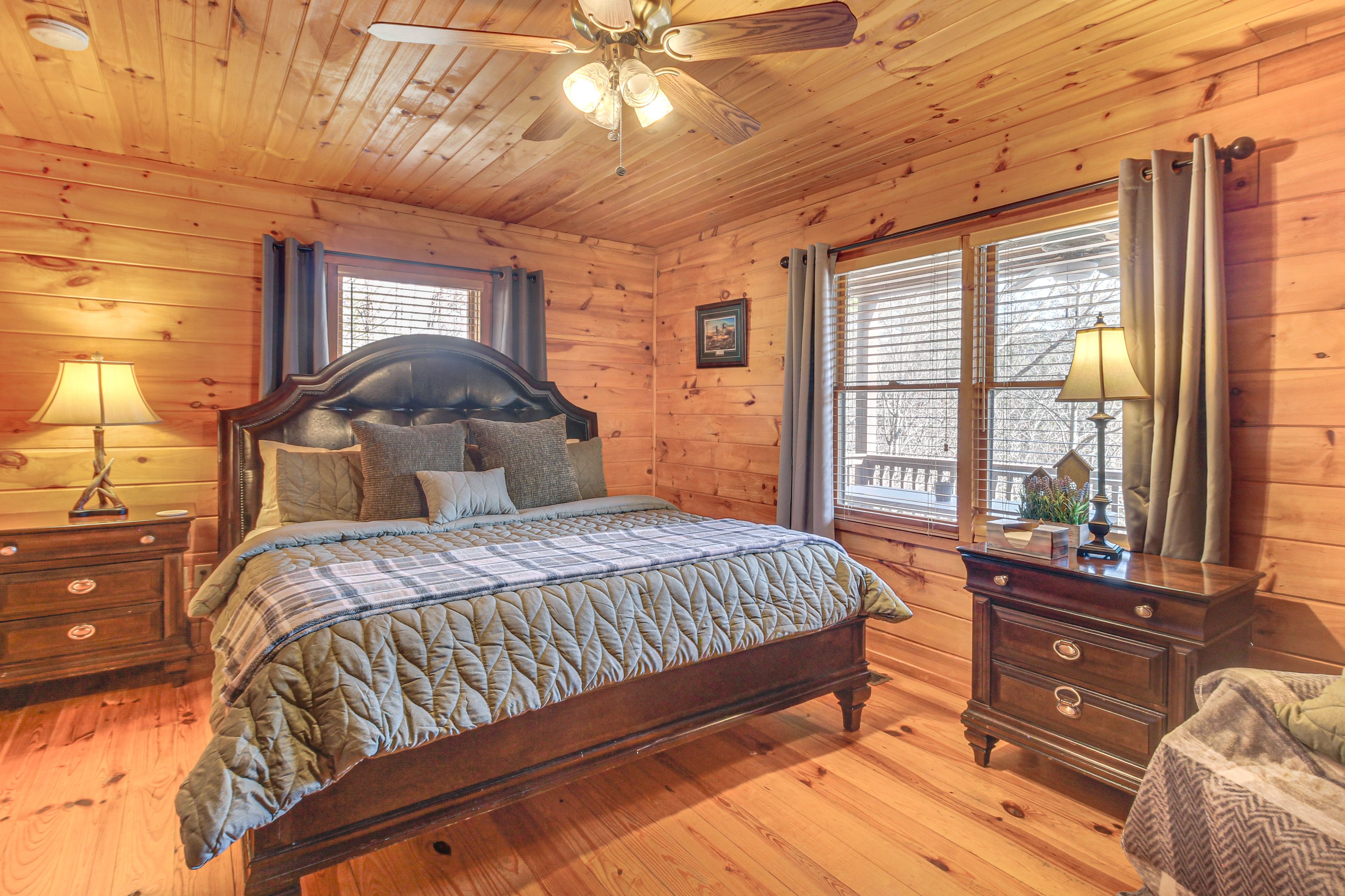 Bedroom 1 | King Bed | Main Floor | En-Suite Bathroom