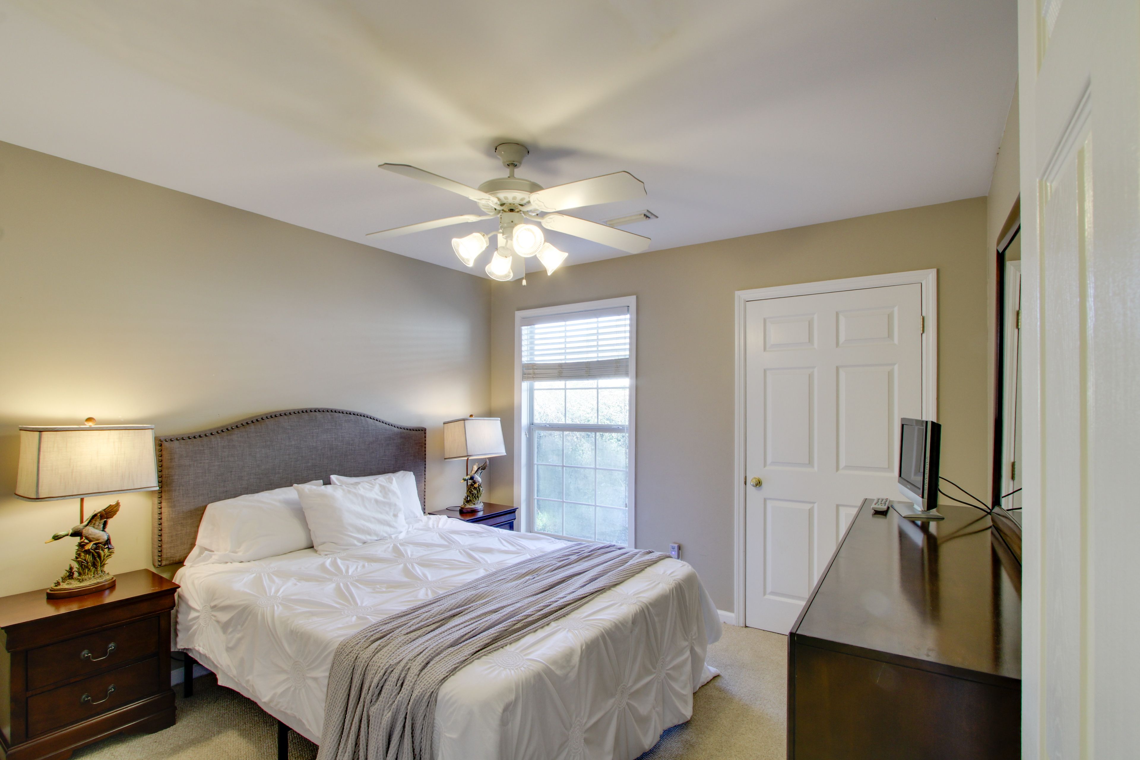 Bedroom 3 | 1st Floor | Queen Bed