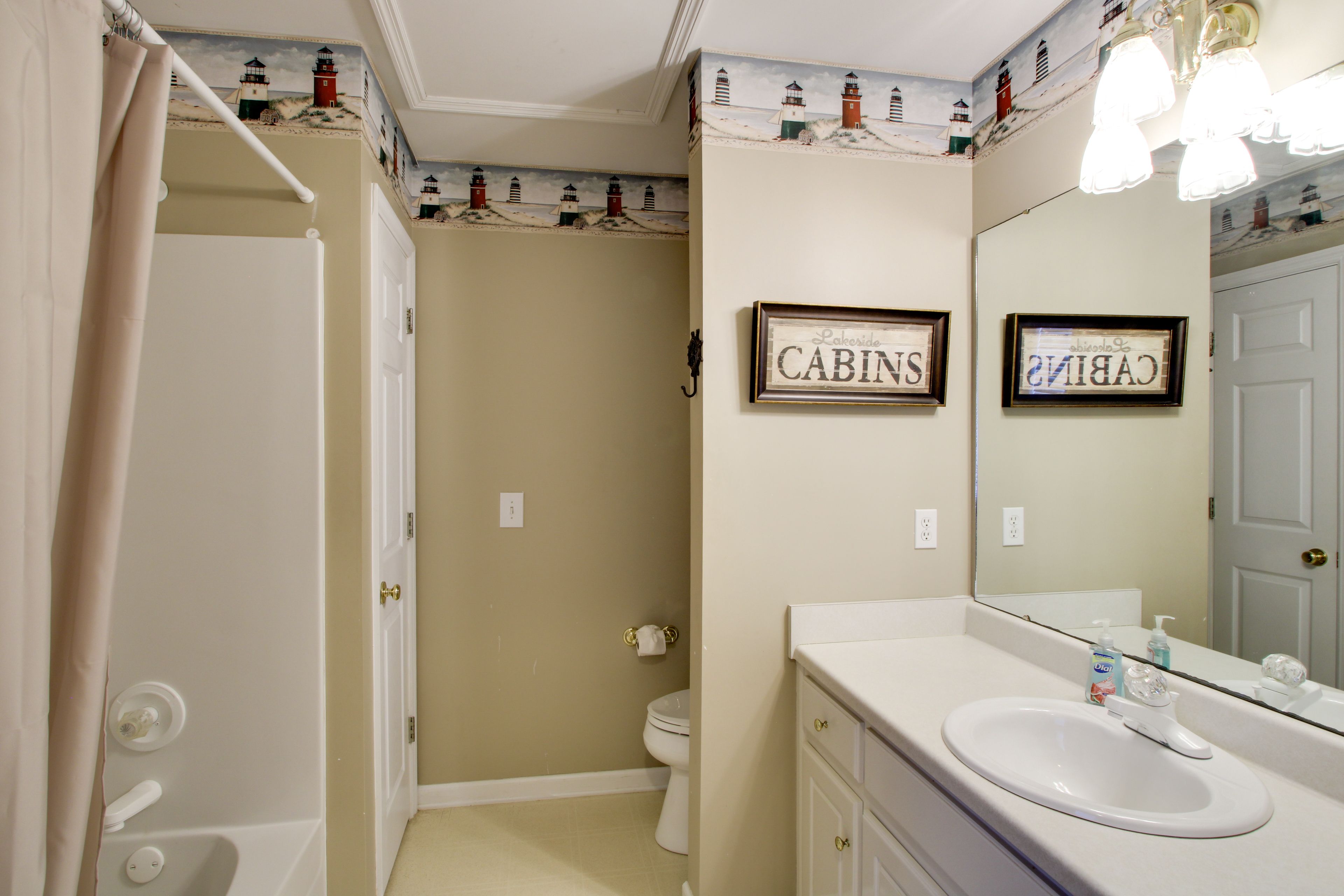 En-Suite Bathroom | 2nd Floor