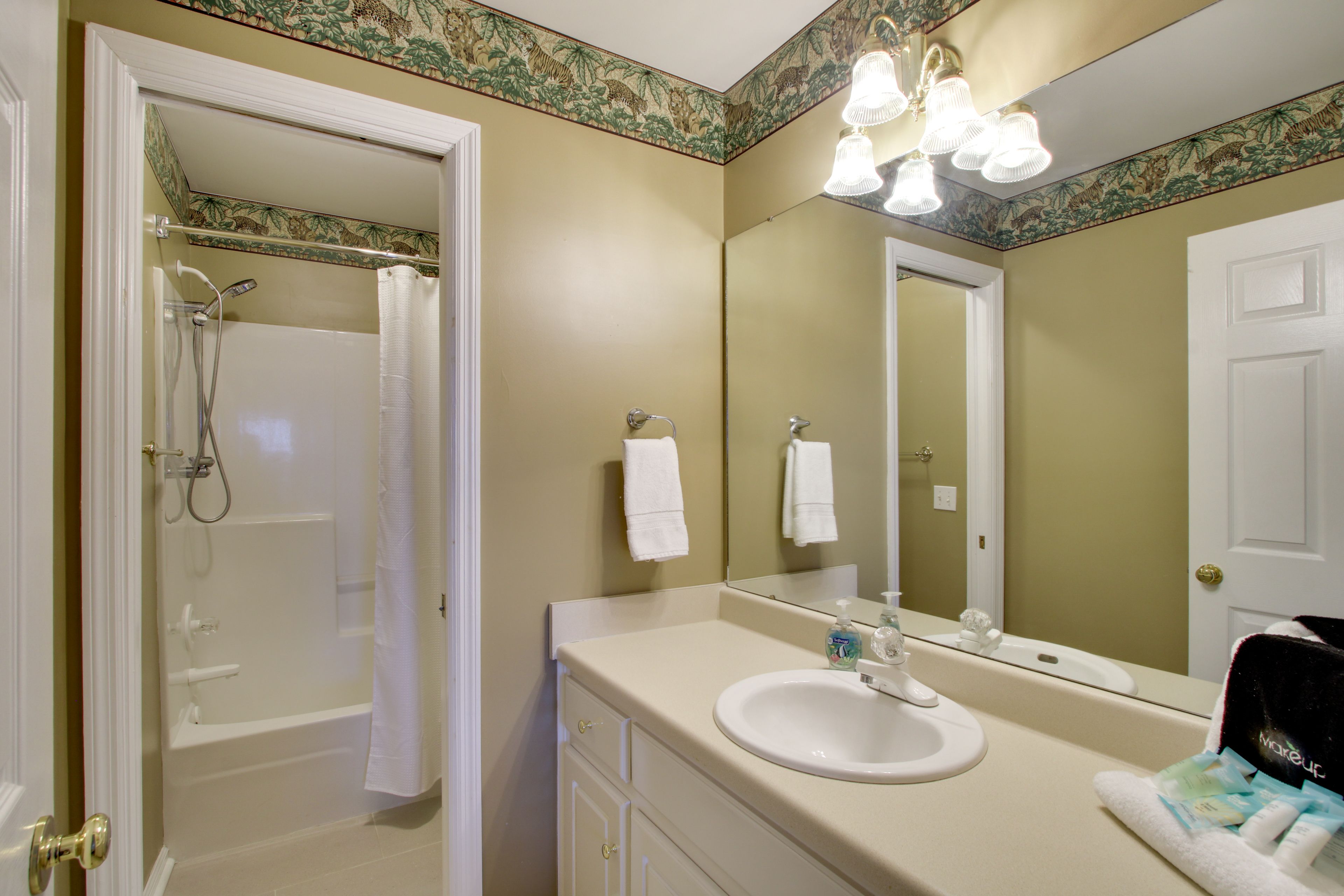 En-Suite Bathroom | 2nd Floor