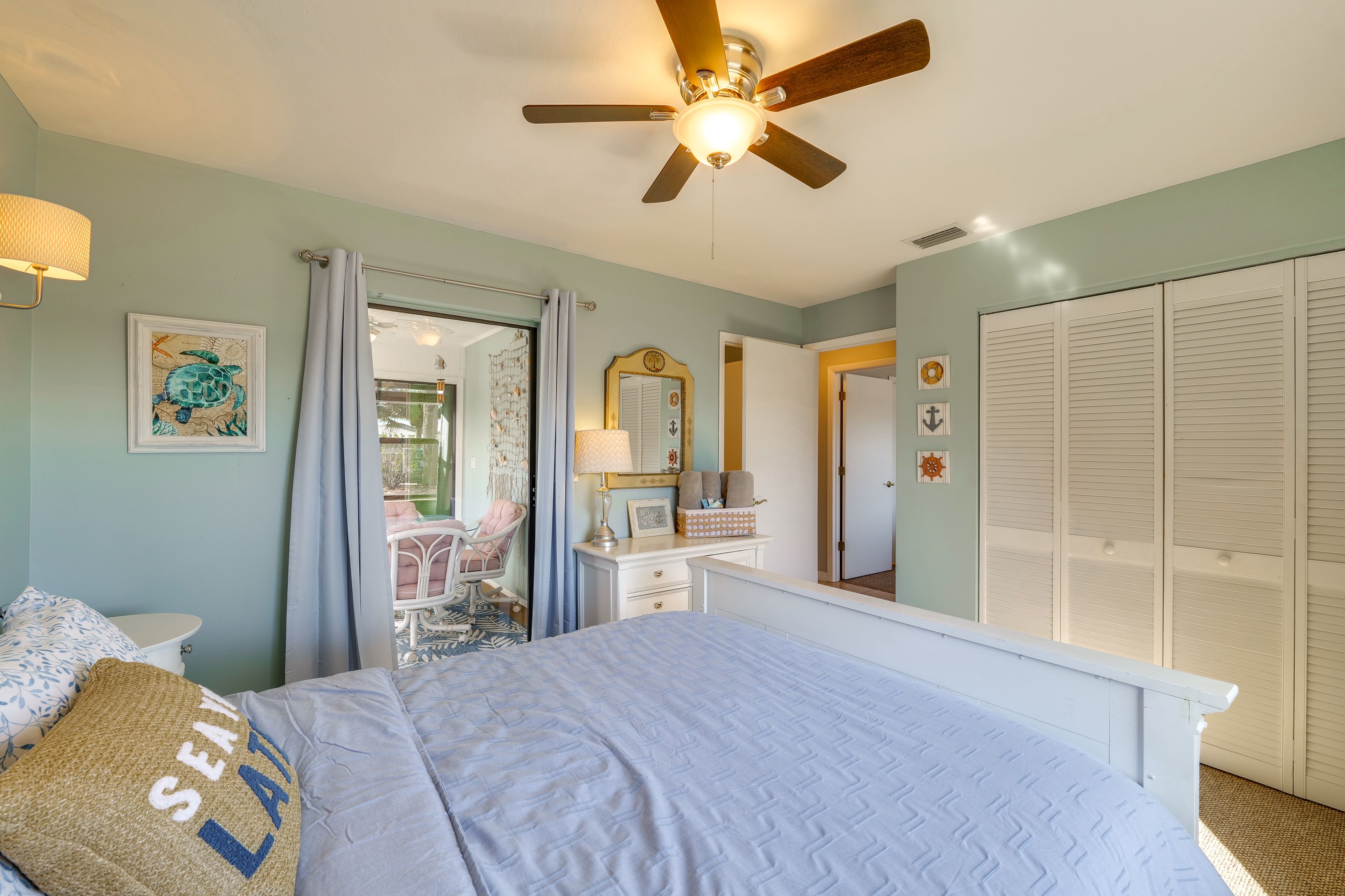 Bedroom 1 | Queen Bed