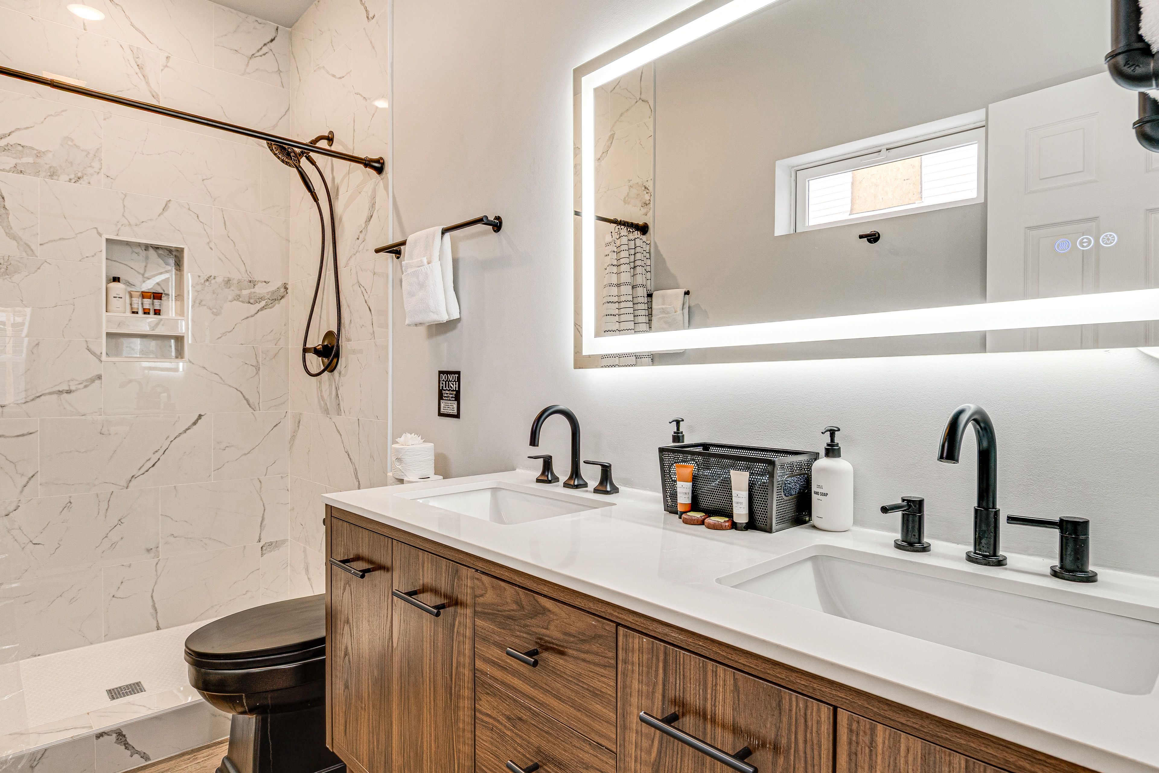 Full Bathroom | Towels Provided