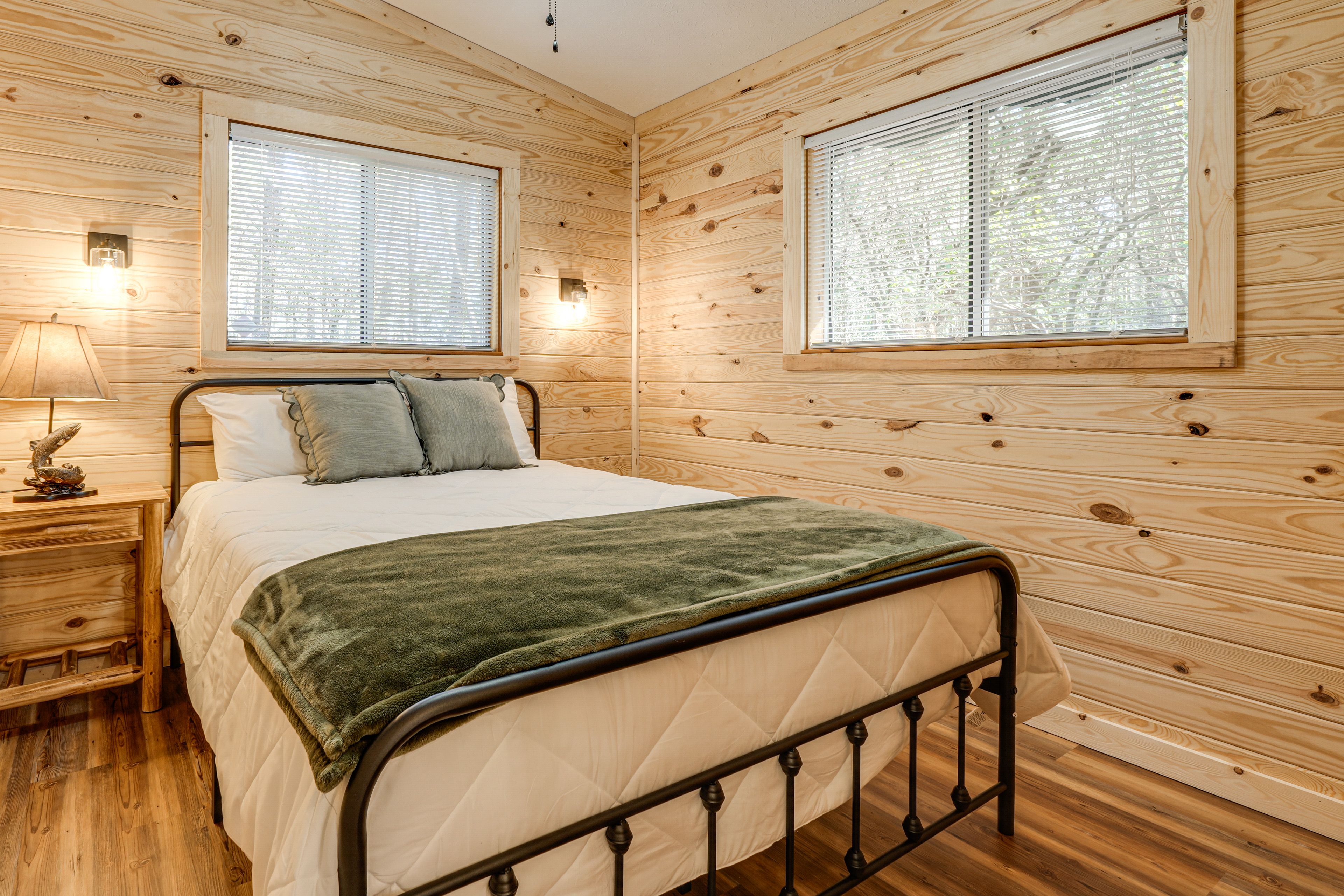 Bedroom 2 | Queen Bed