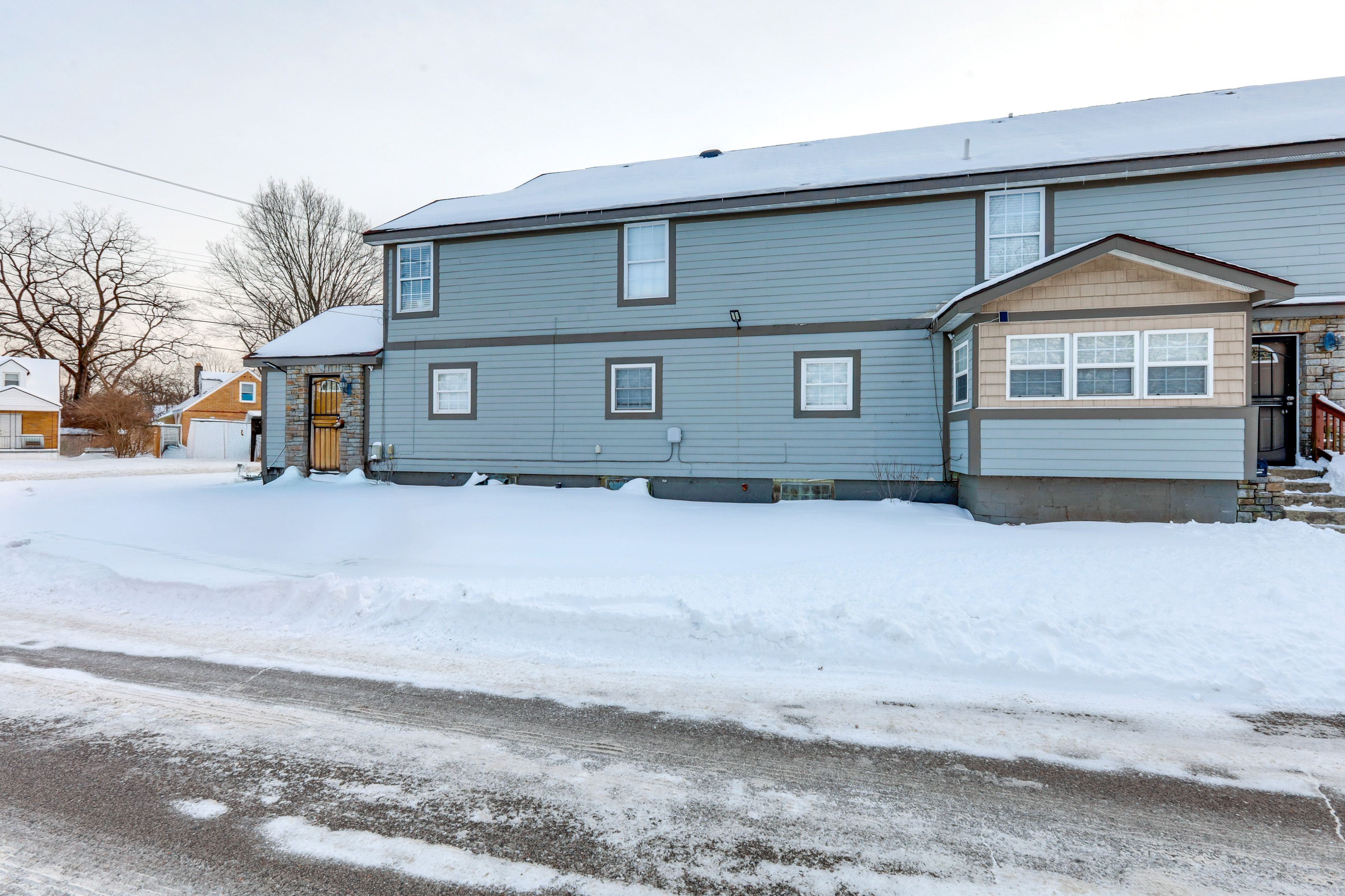 Parking | Free Street Parking (3 Vehicles, First-Come, First-Served)