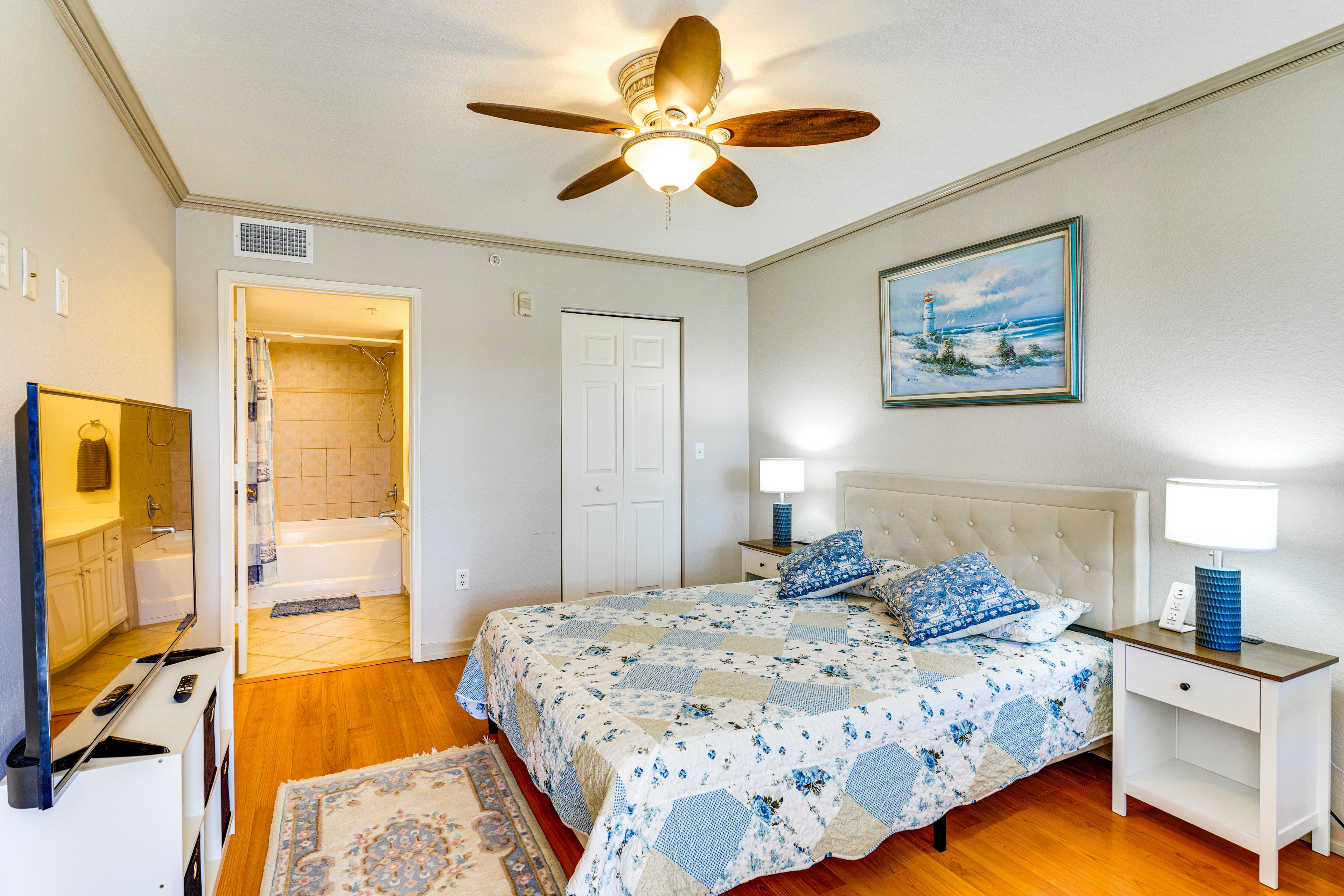 Bedroom 1 | Queen Bed