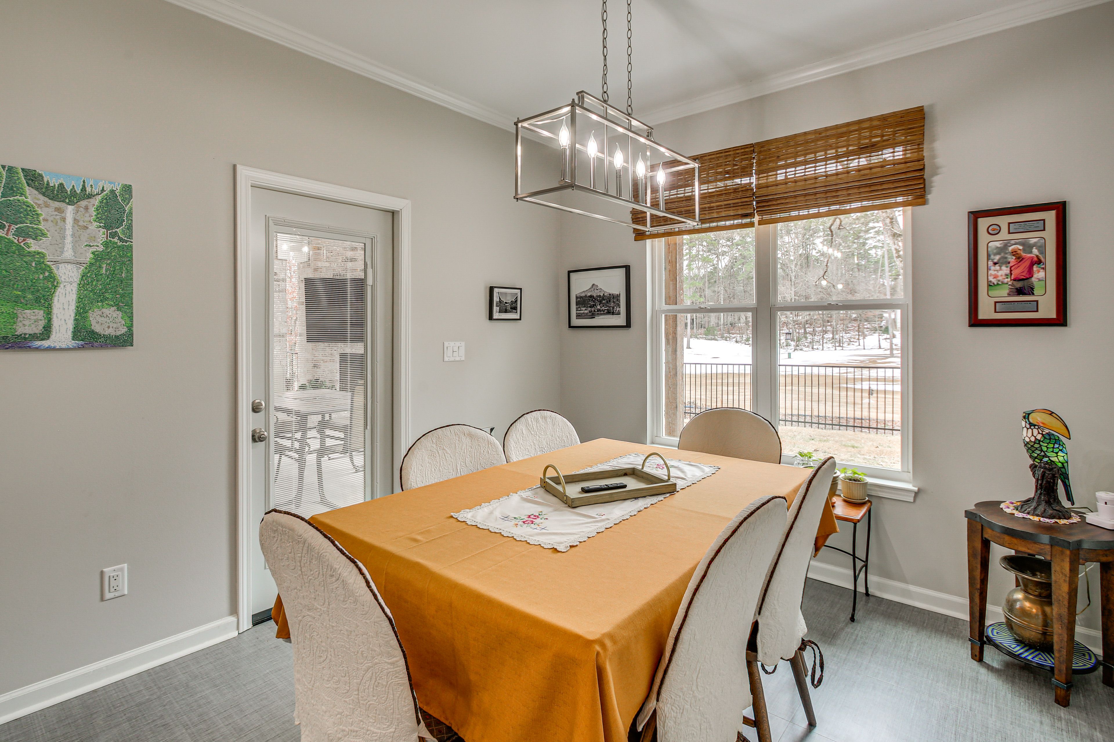 Dining Area | Dishes & Flatware Provided