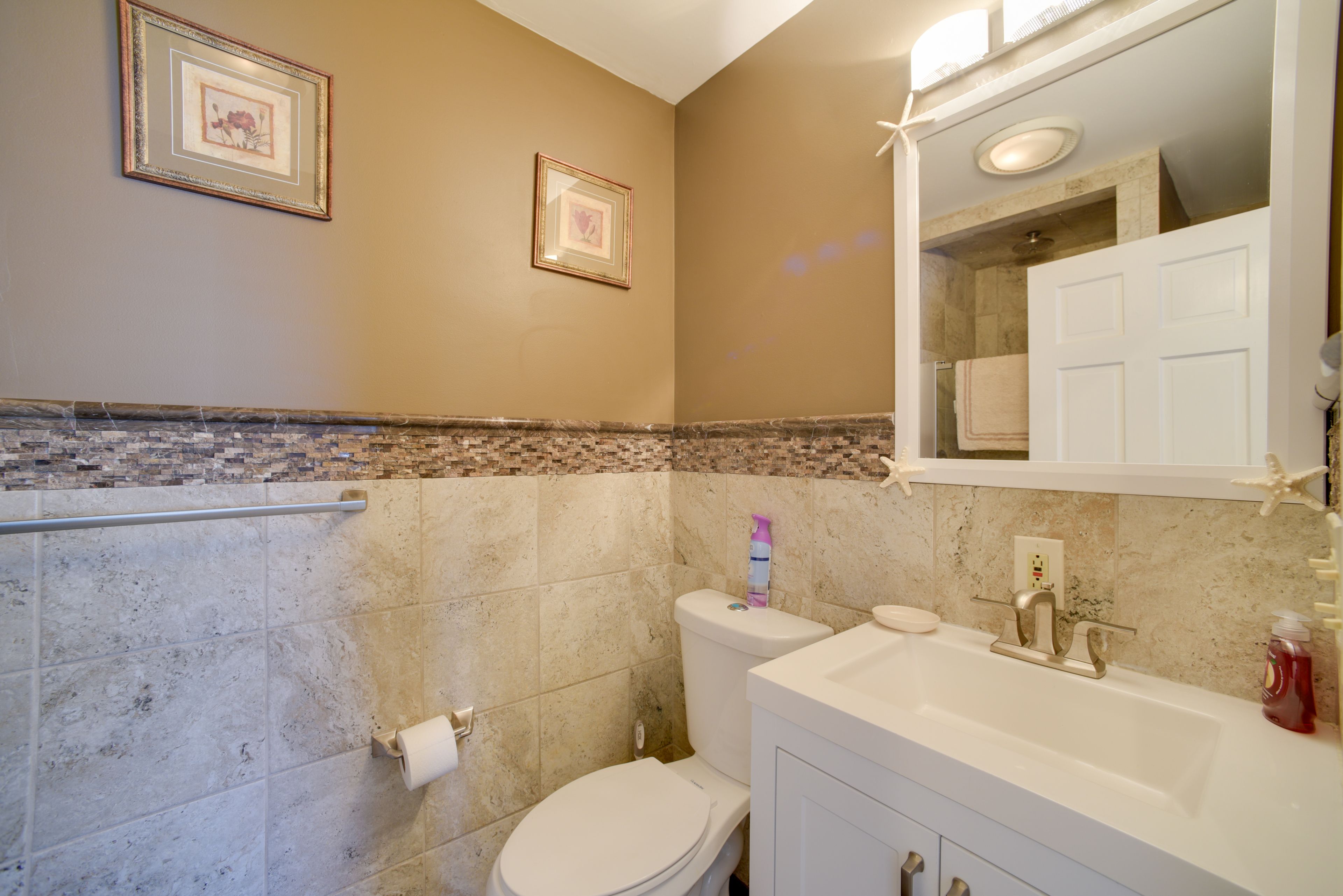 Full Bathroom | Shower | Towels & Linens Provided