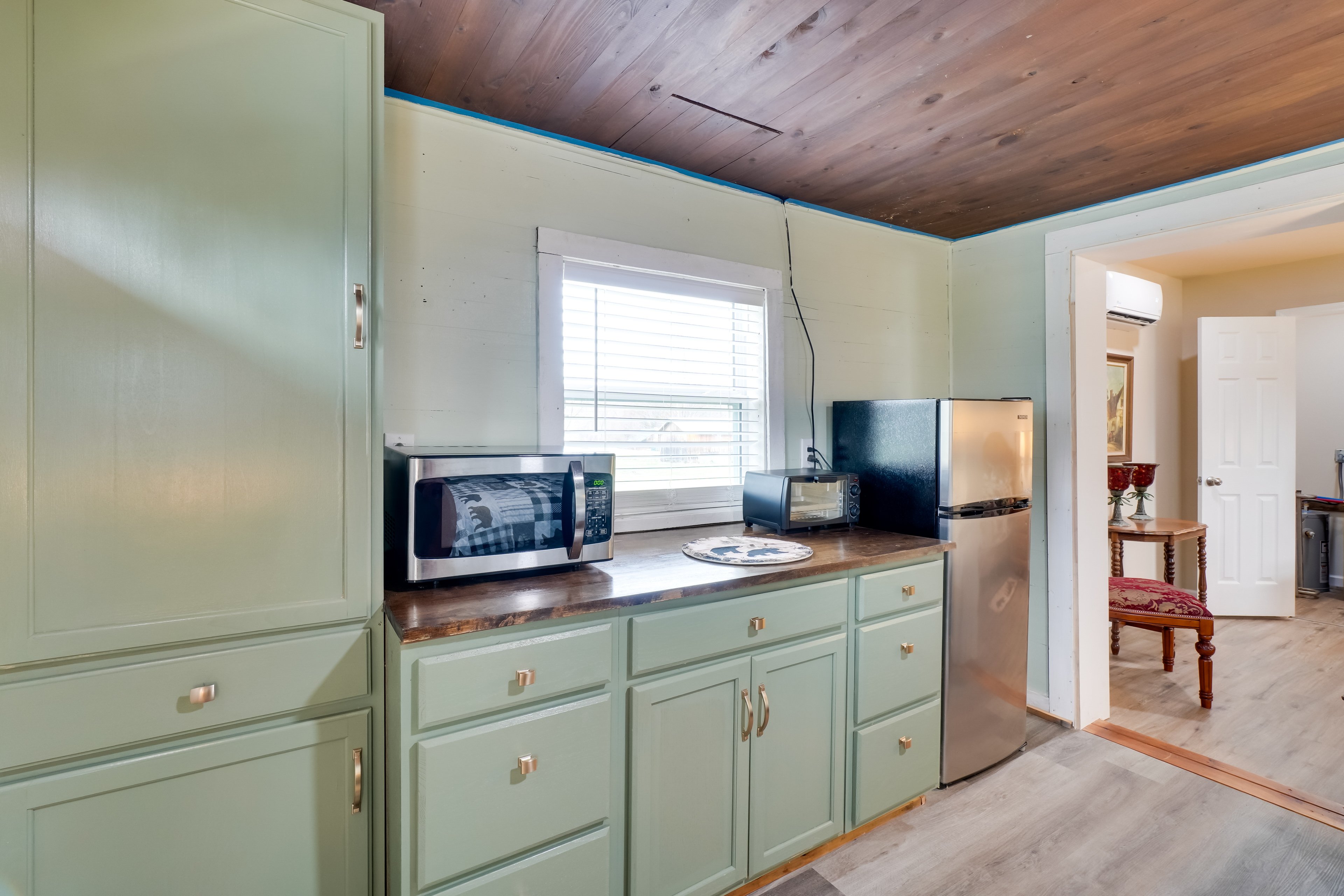 Kitchenette | Microwave | Single-Story Unit