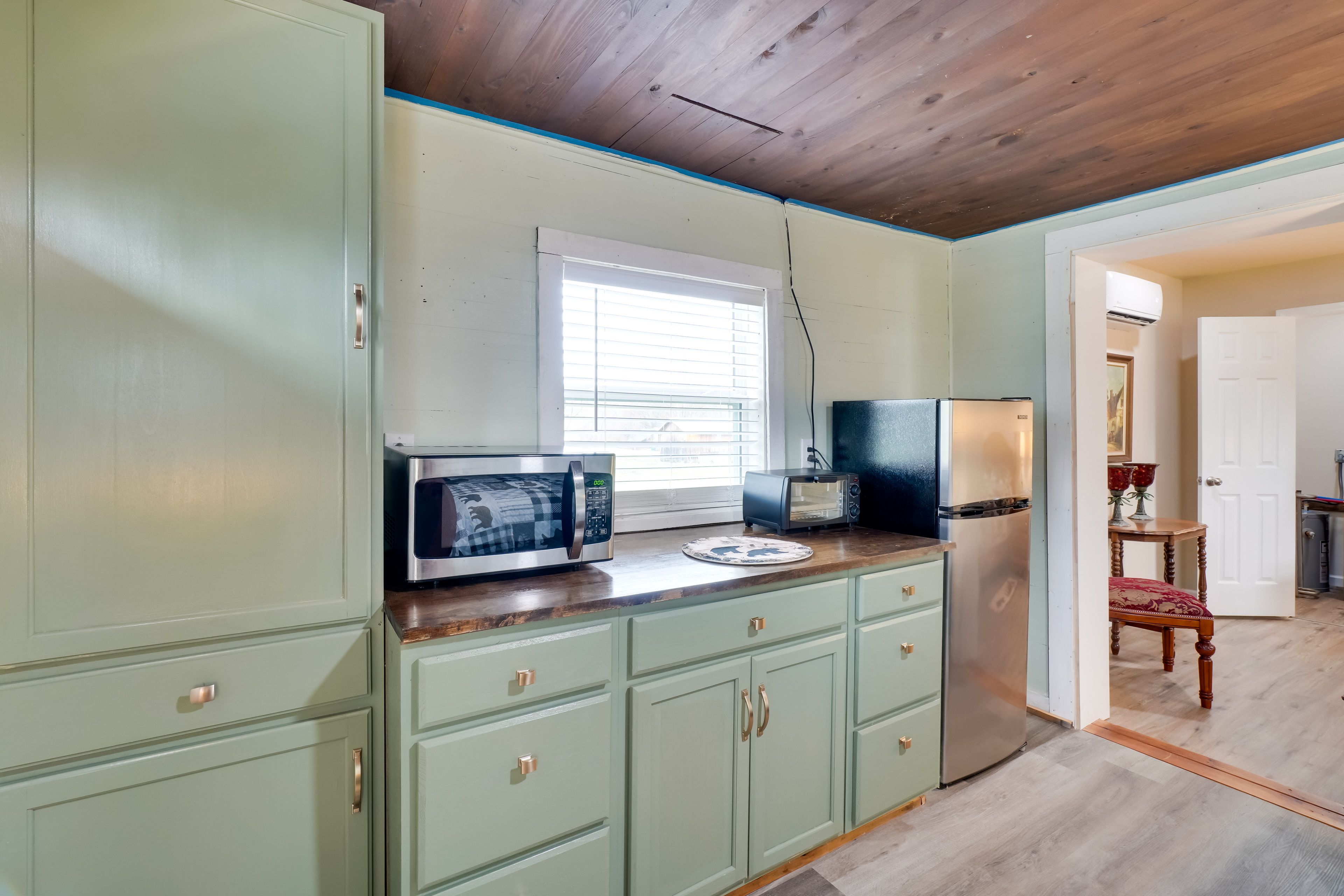 Kitchenette | Microwave | Single-Story Unit