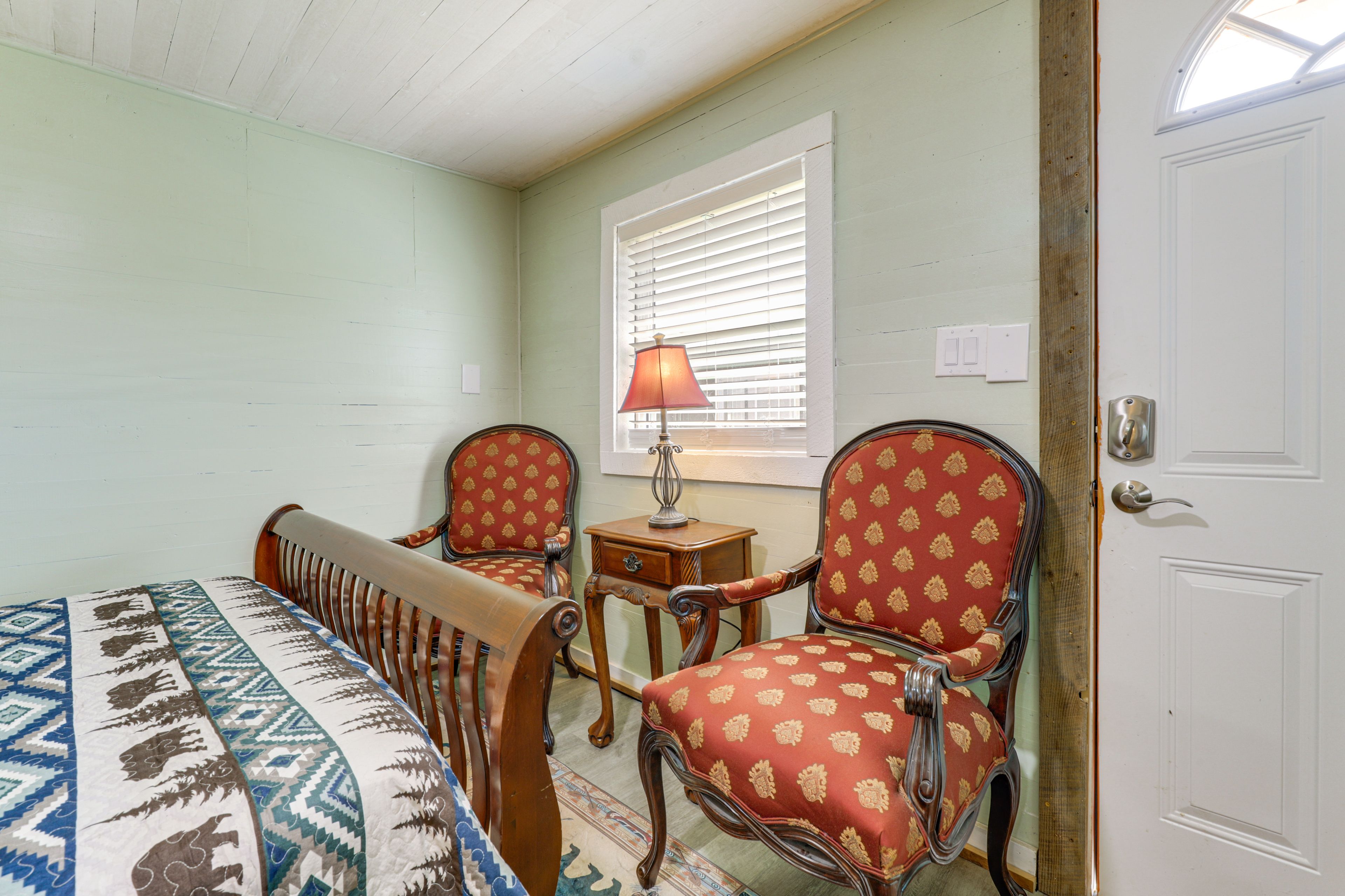 Bedroom 1 | Queen Bed