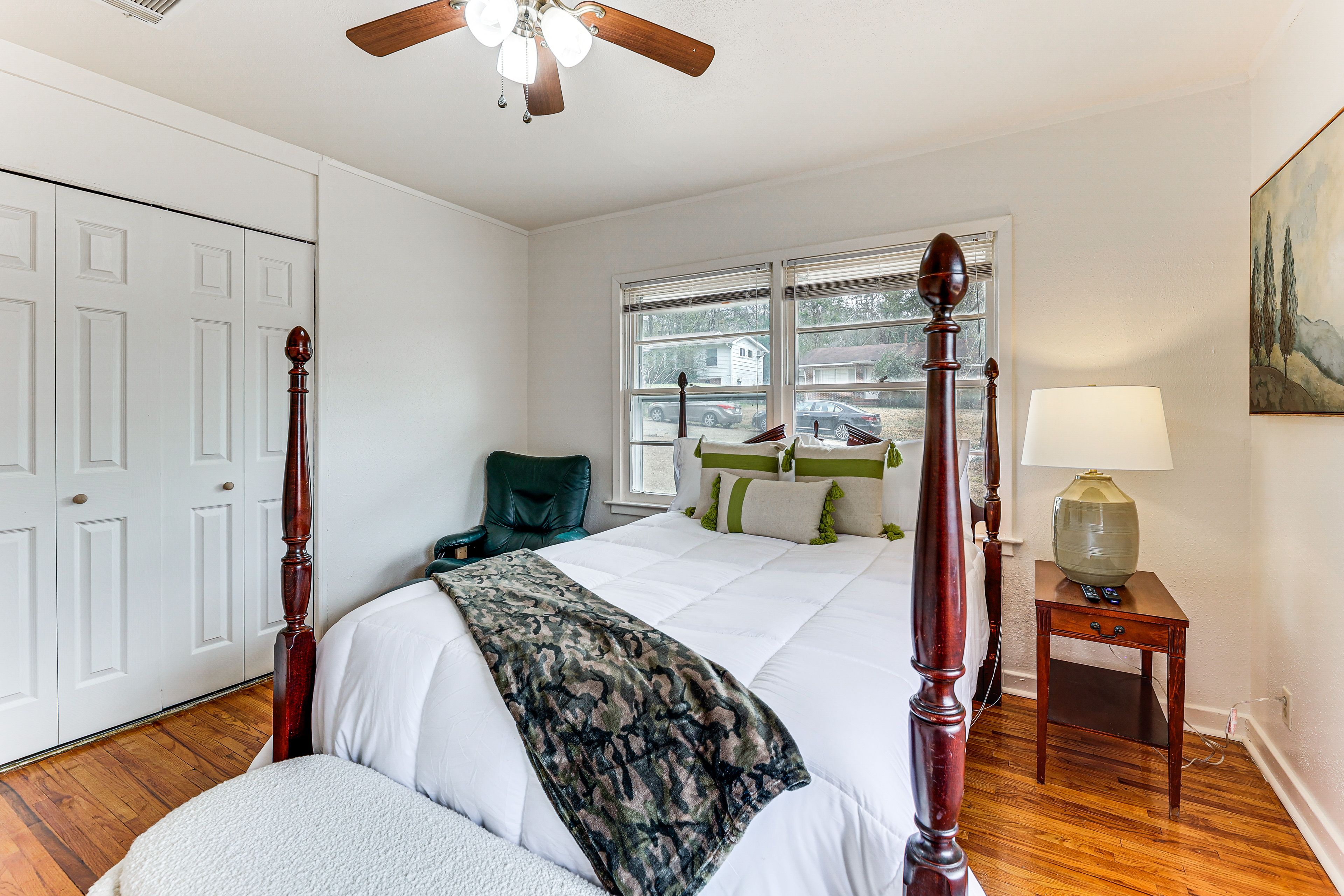 Bedroom 1 | Queen Bed