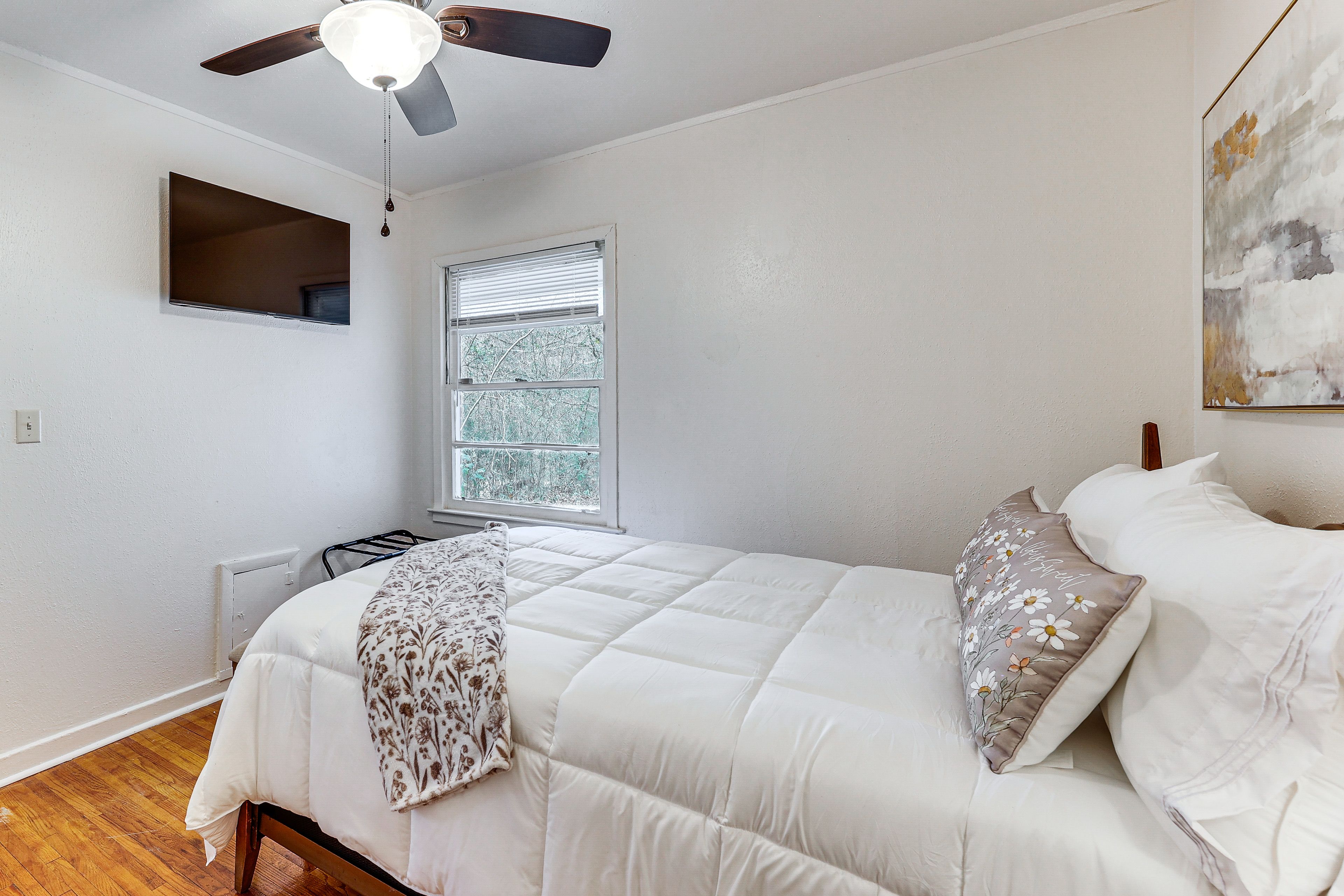 Bedroom 3 | Queen Bed