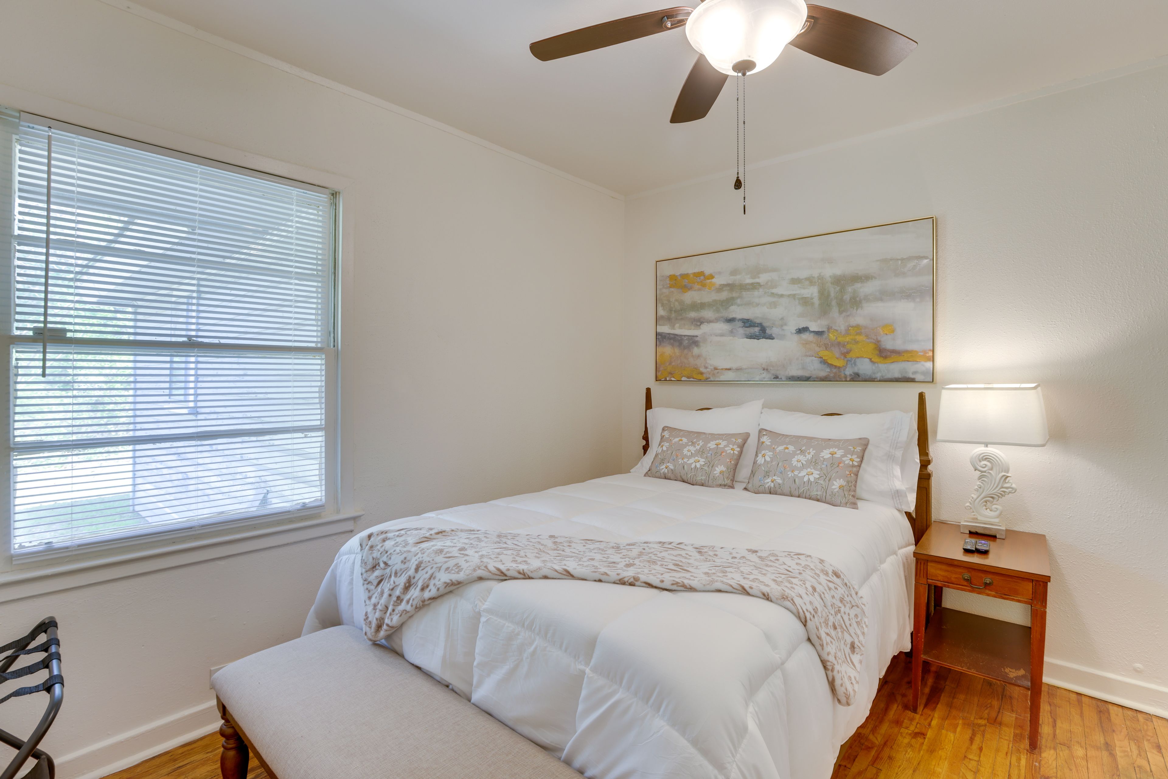 Bedroom 1 | Queen Bed