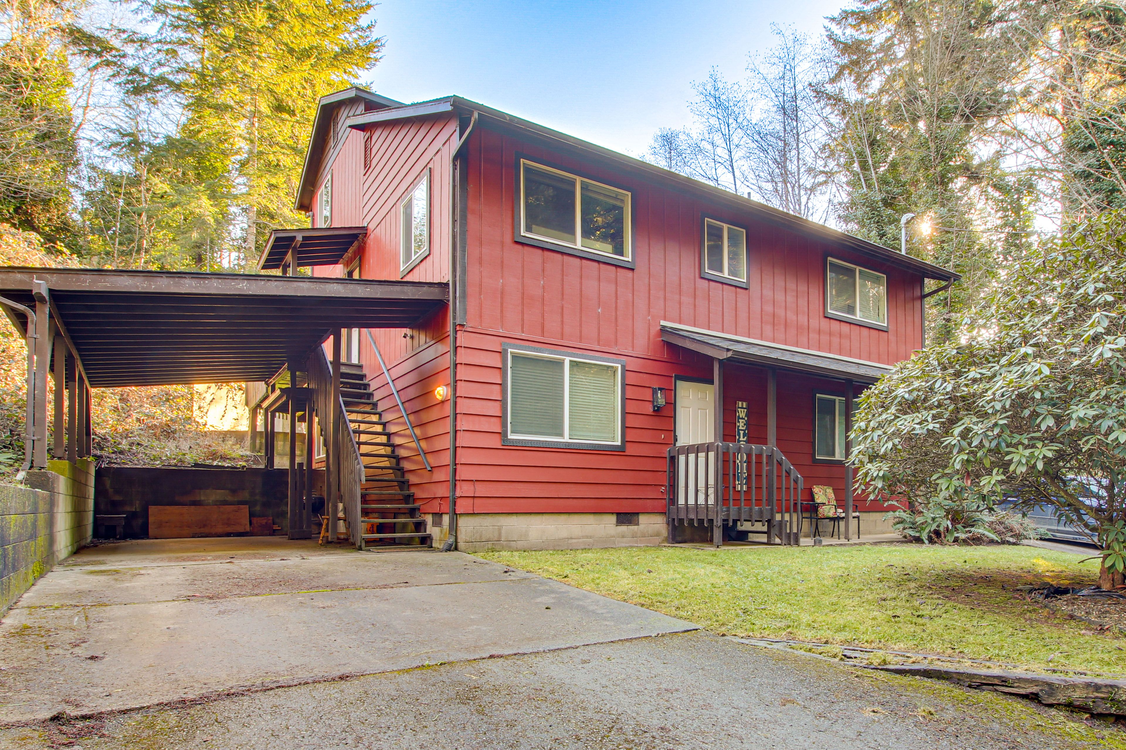 Coos Bay Vacation Rental | 2BR | 1.5BA | Stairs Required | 1,750 Sq Ft