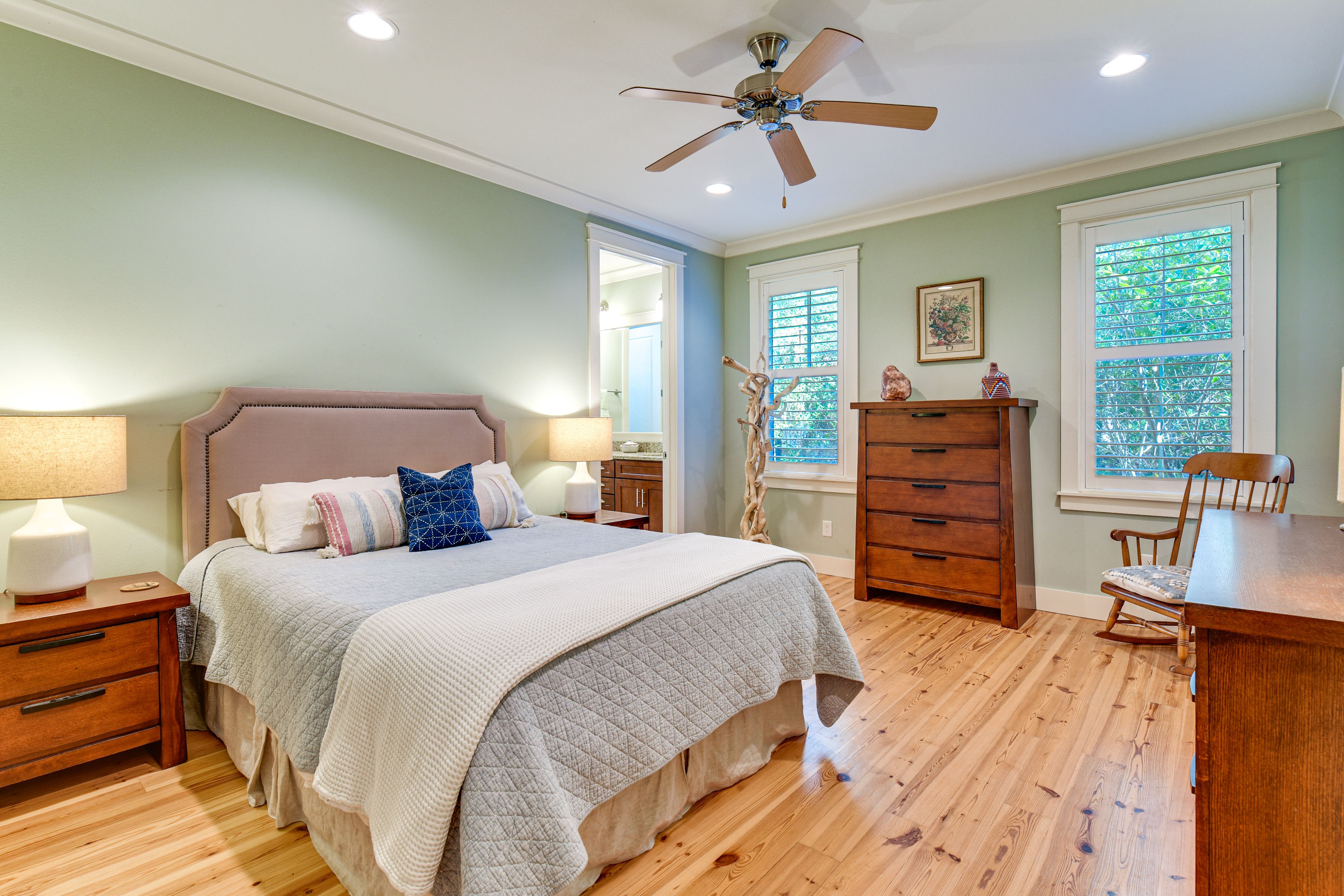 Bedroom 1 | Queen Bed | 1st Floor