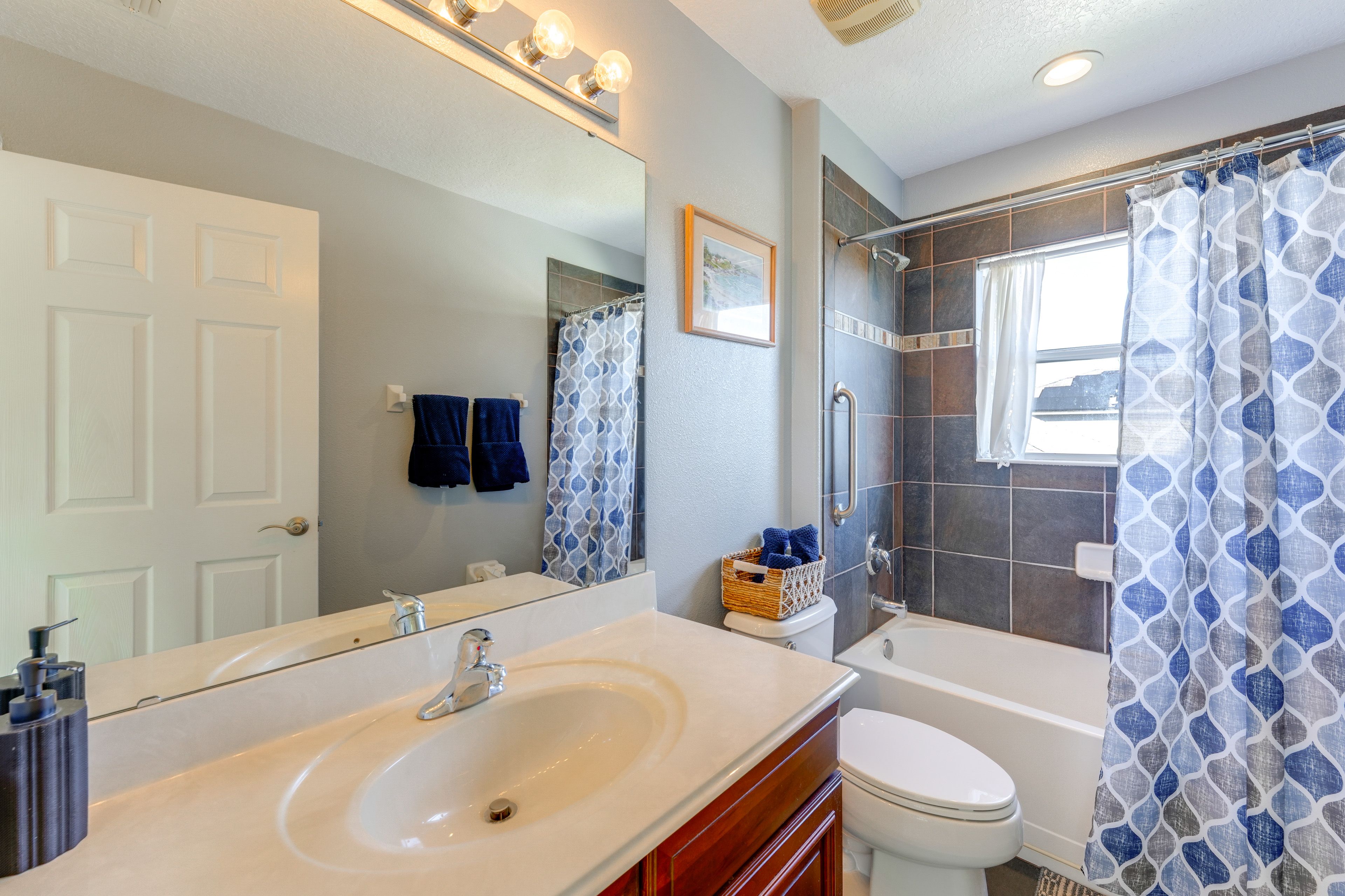 Full Bathroom | 2nd Floor