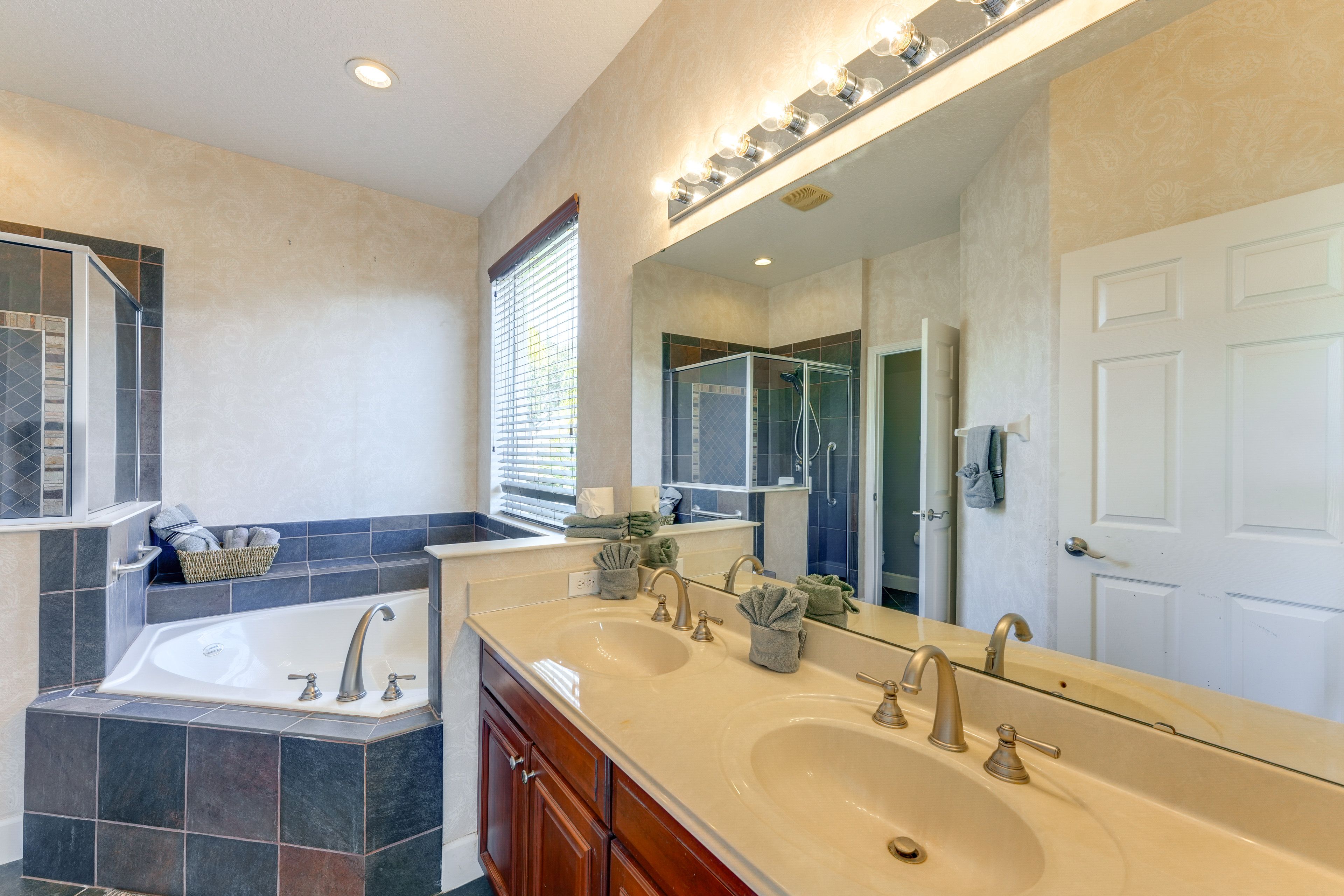 Full Bathroom | 1st Floor