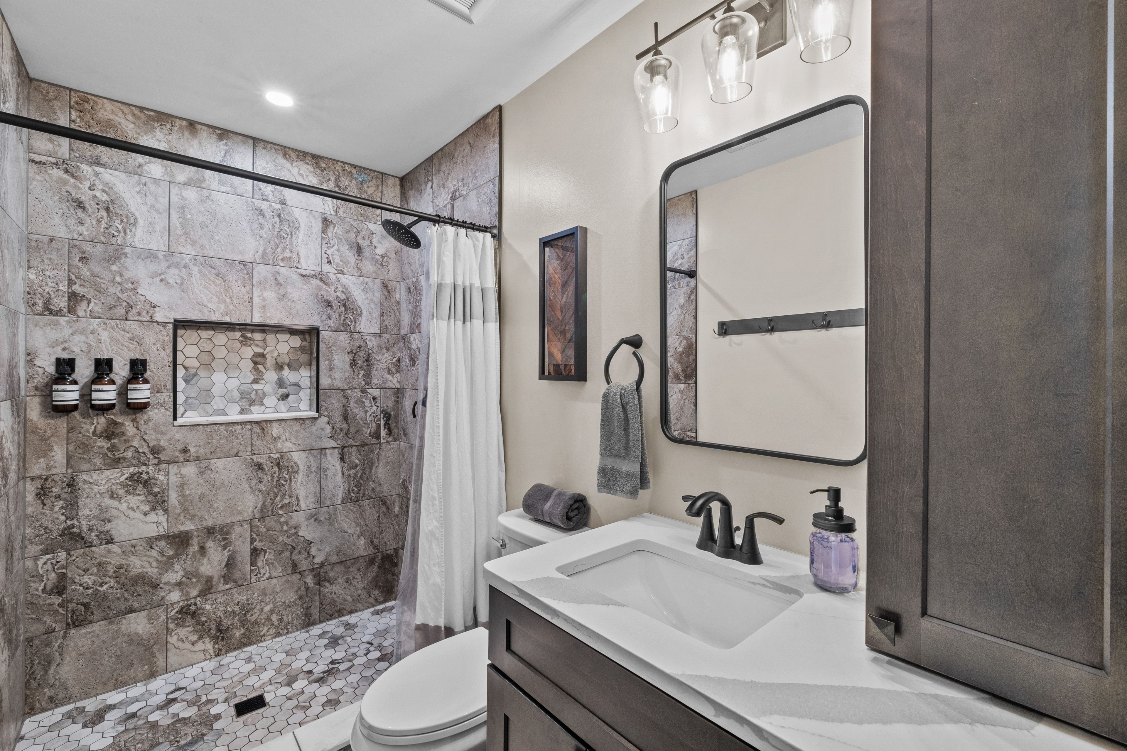Full Bathroom | 2nd Floor