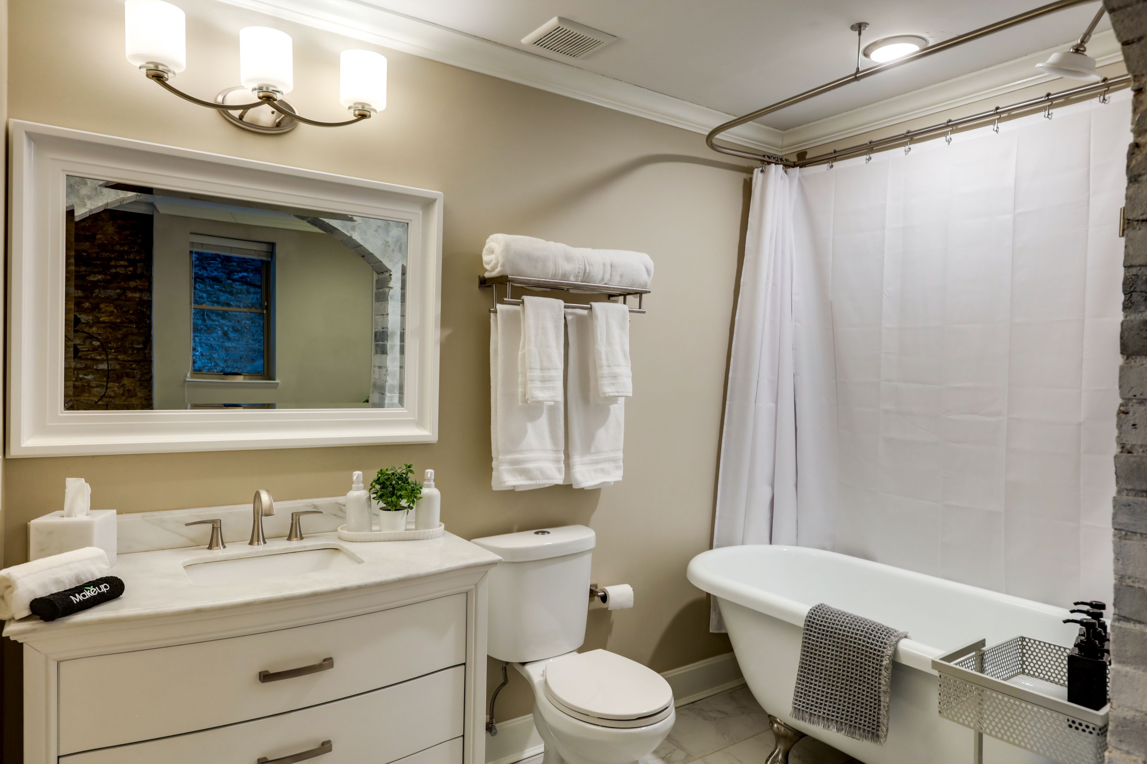 Bathroom | Main Level