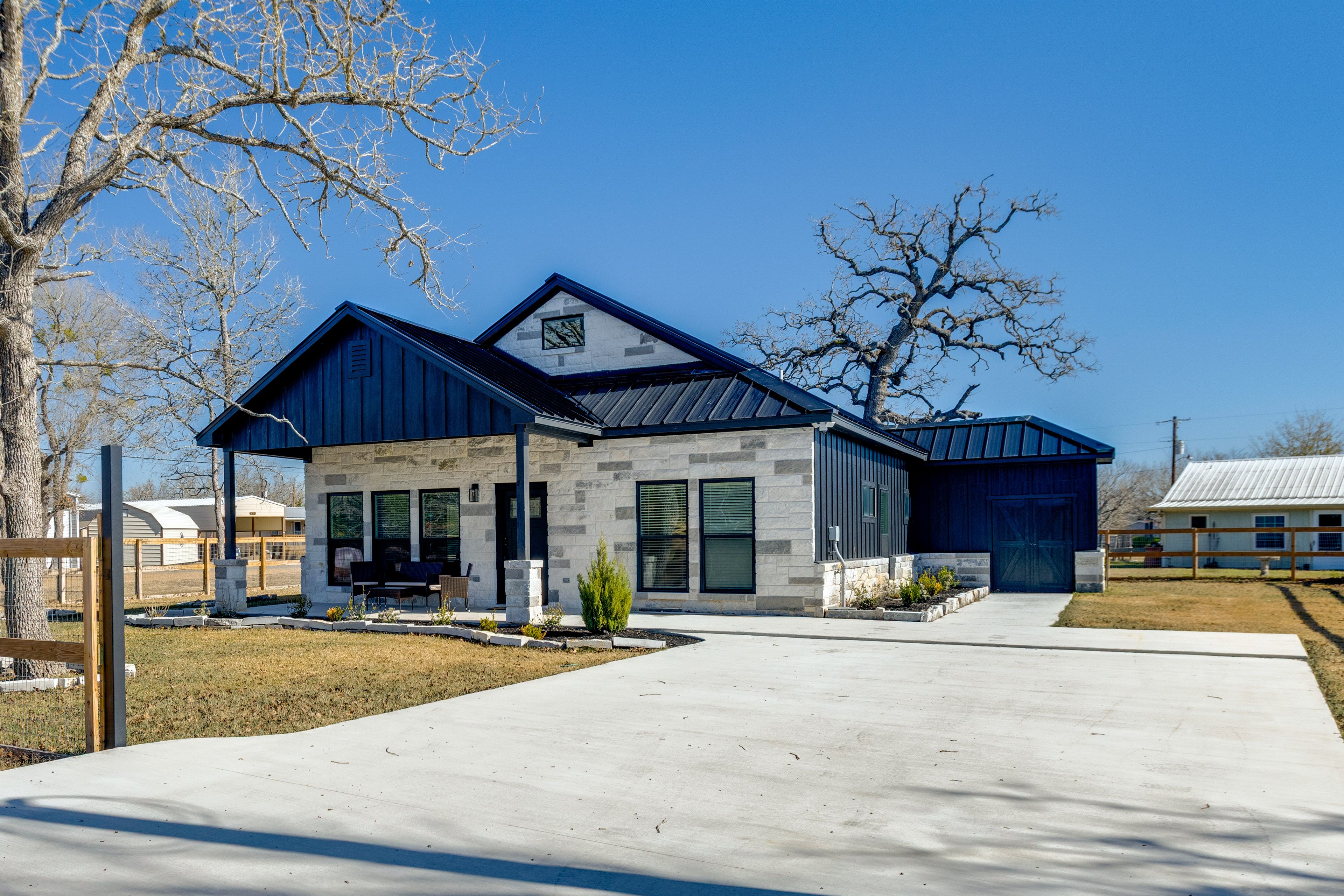Parking | Driveway (4 Vehicles)