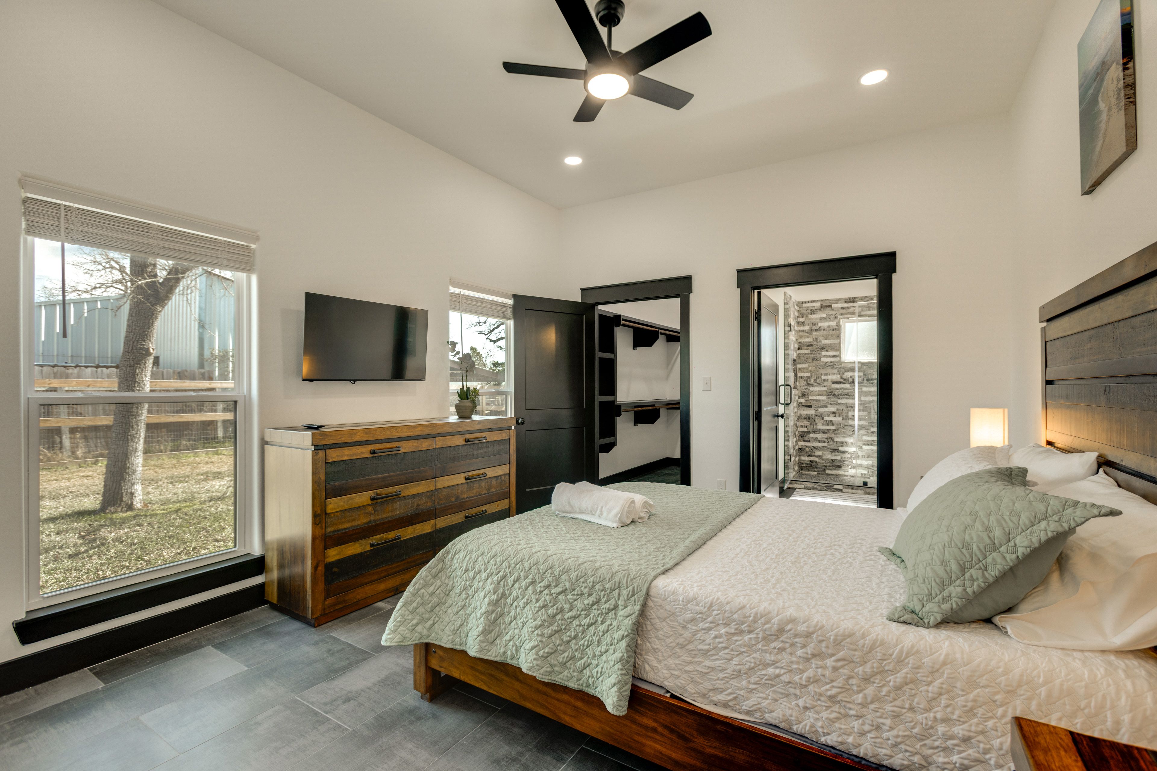 Bedroom 1 | Queen Bed