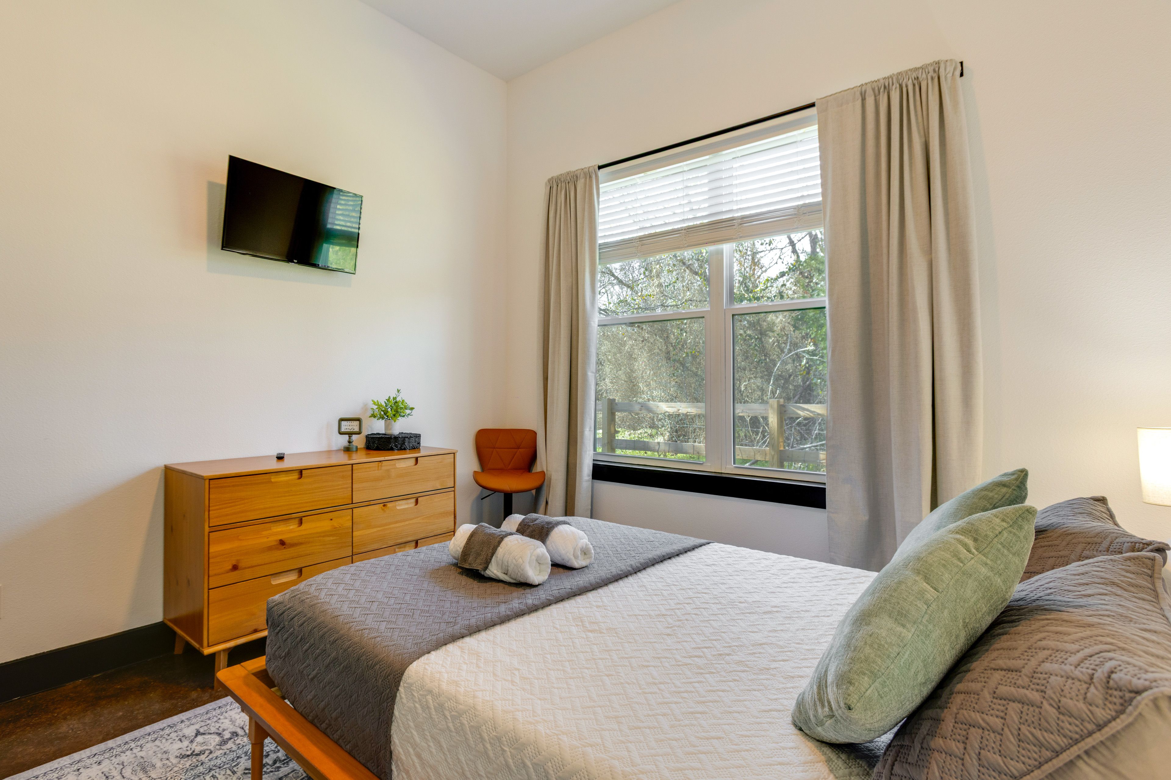 Bedroom 1 | Queen Bed