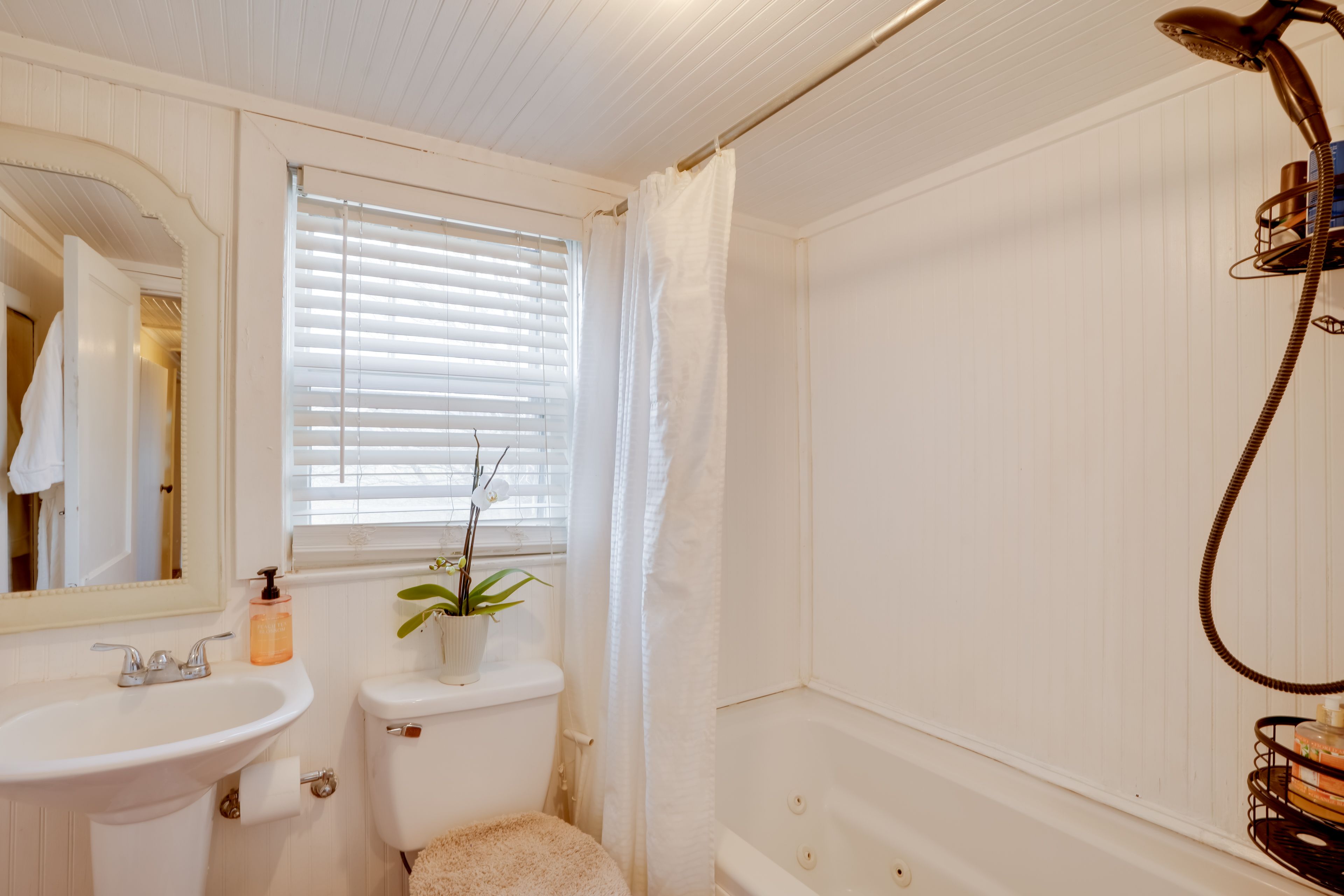 Full Bath | 1st Floor