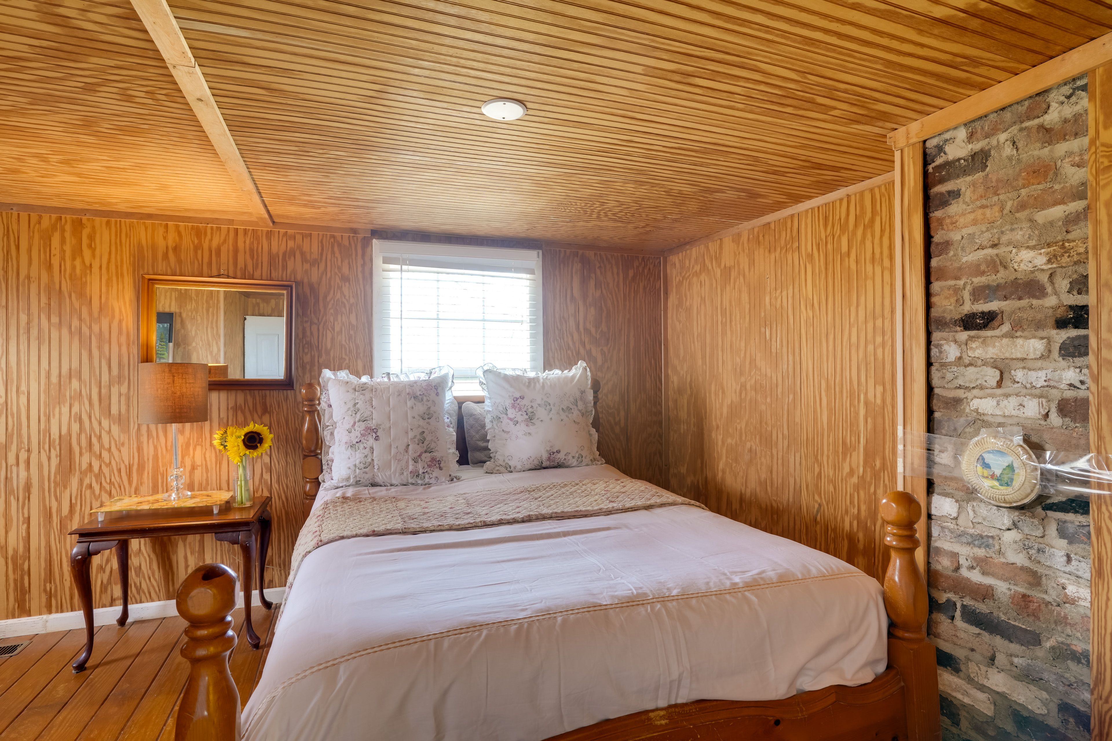 Bedroom 1 | Queen Bed | 1st Floor