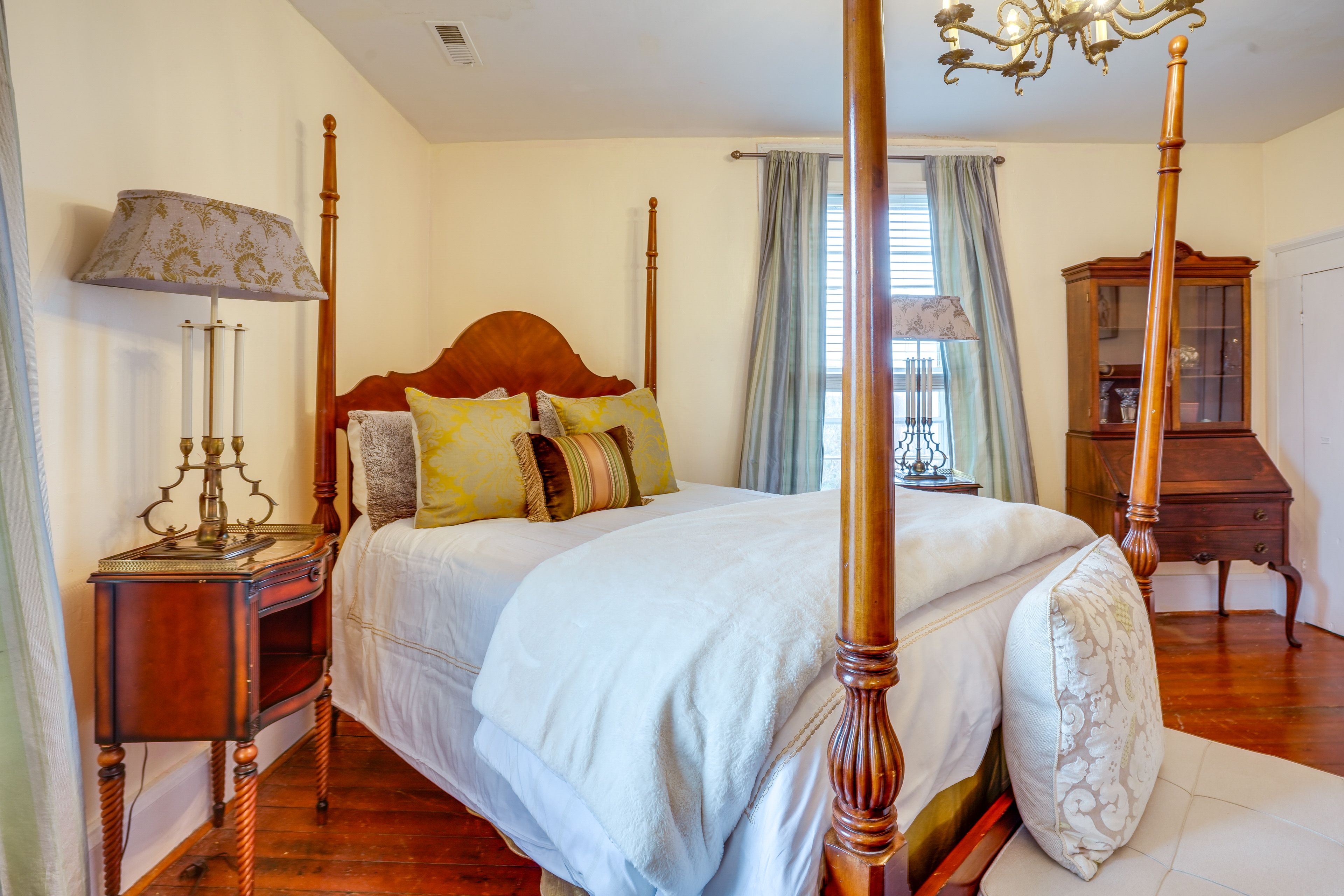 Bedroom 6 | 1st Floor | Queen Bed