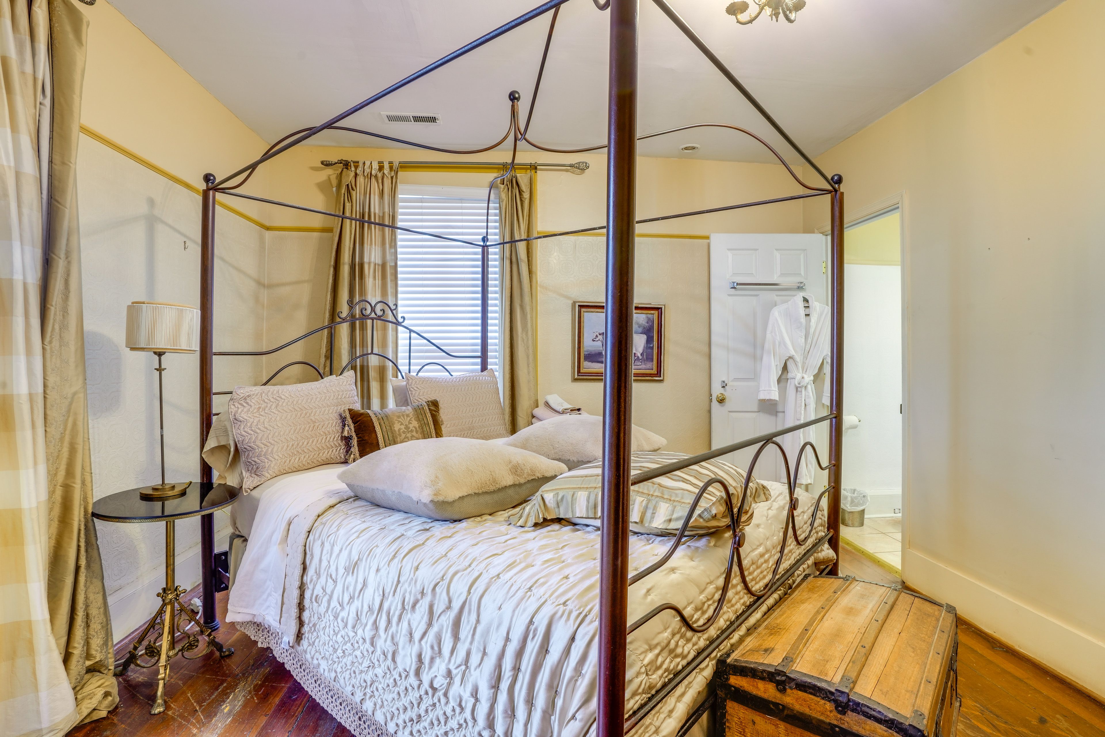 Bedroom 5 | 1st Floor | Queen Bed