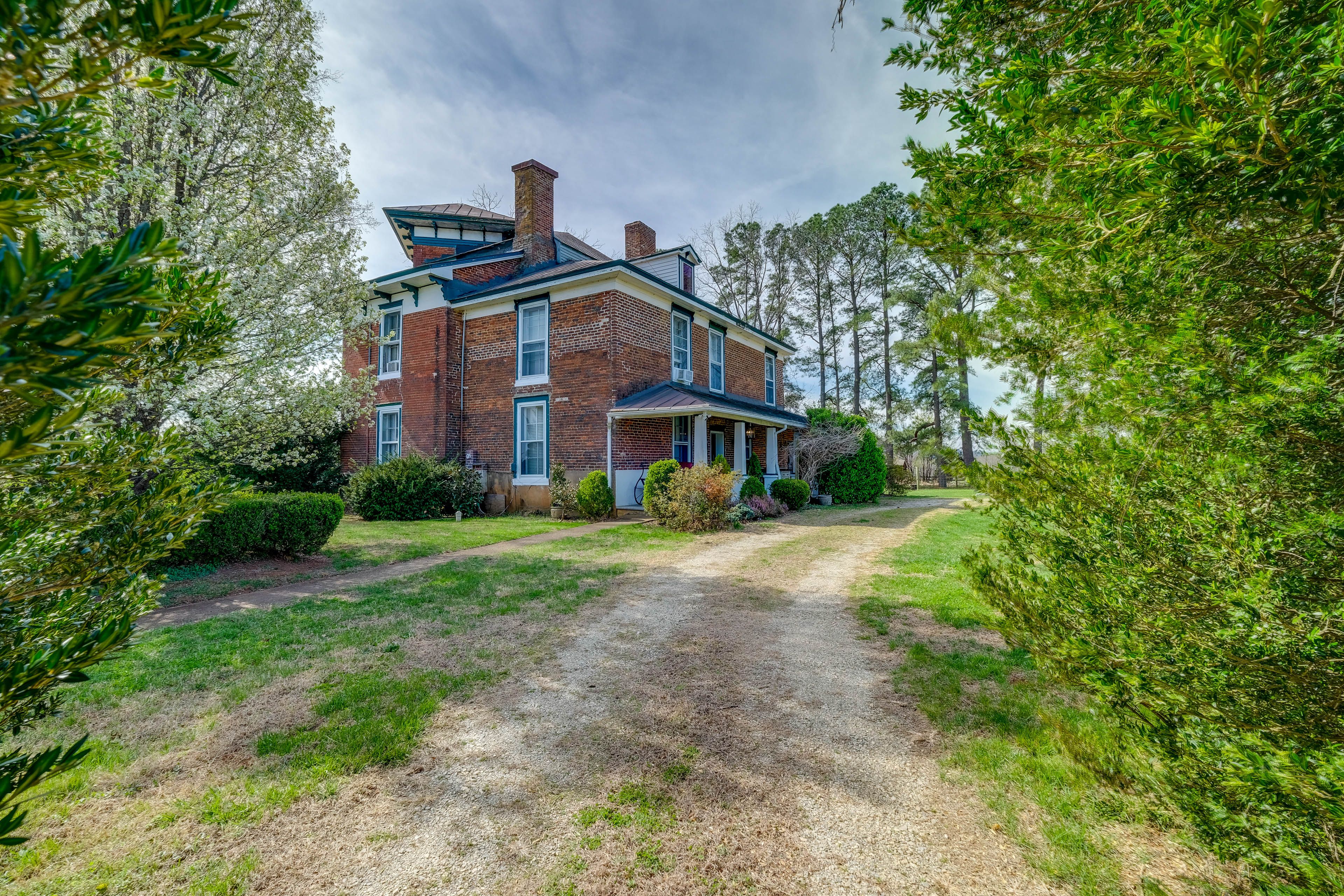Driveway Parking | 12 Vehicles