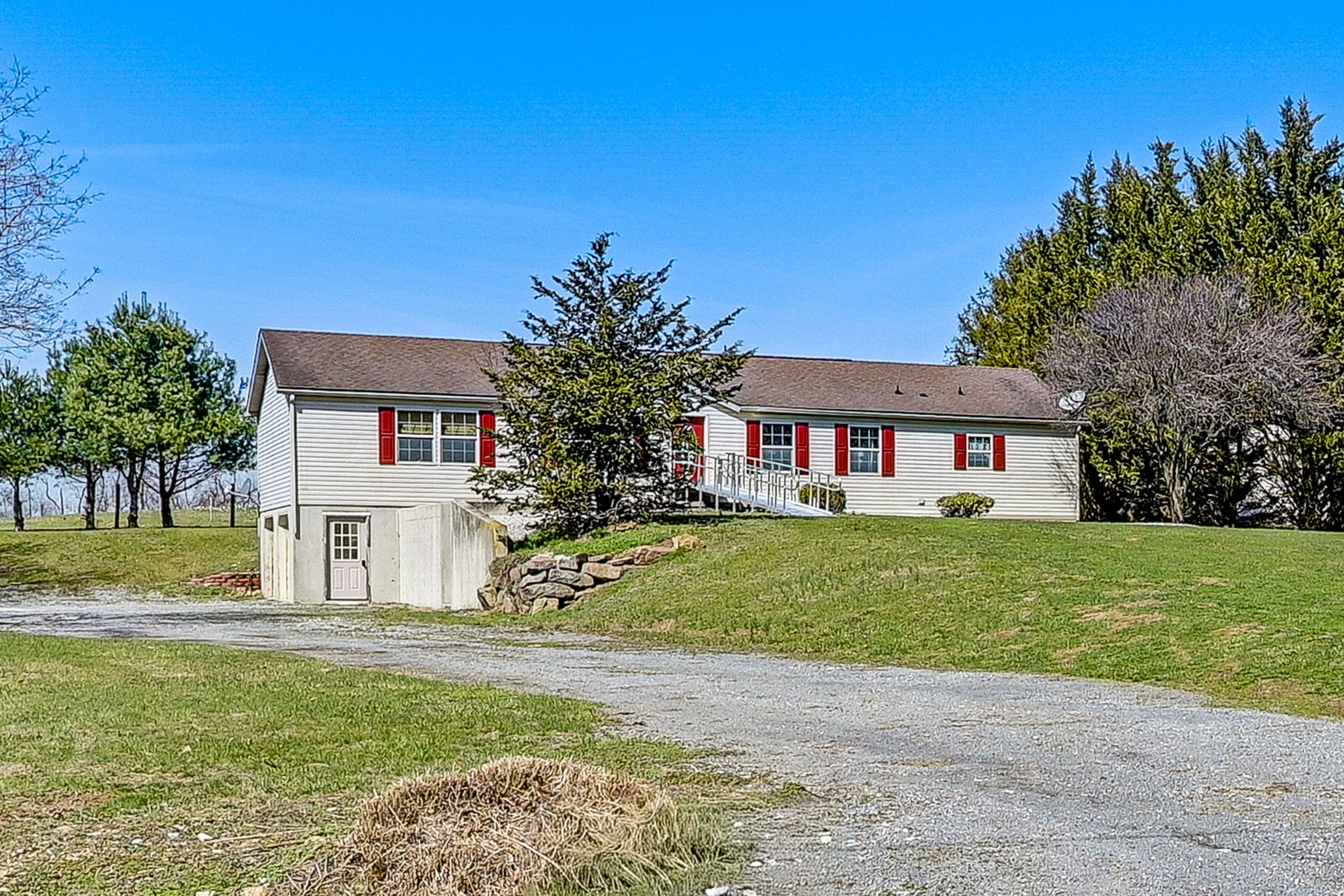 Exterior | Parking | Driveway (6 Vehicles)