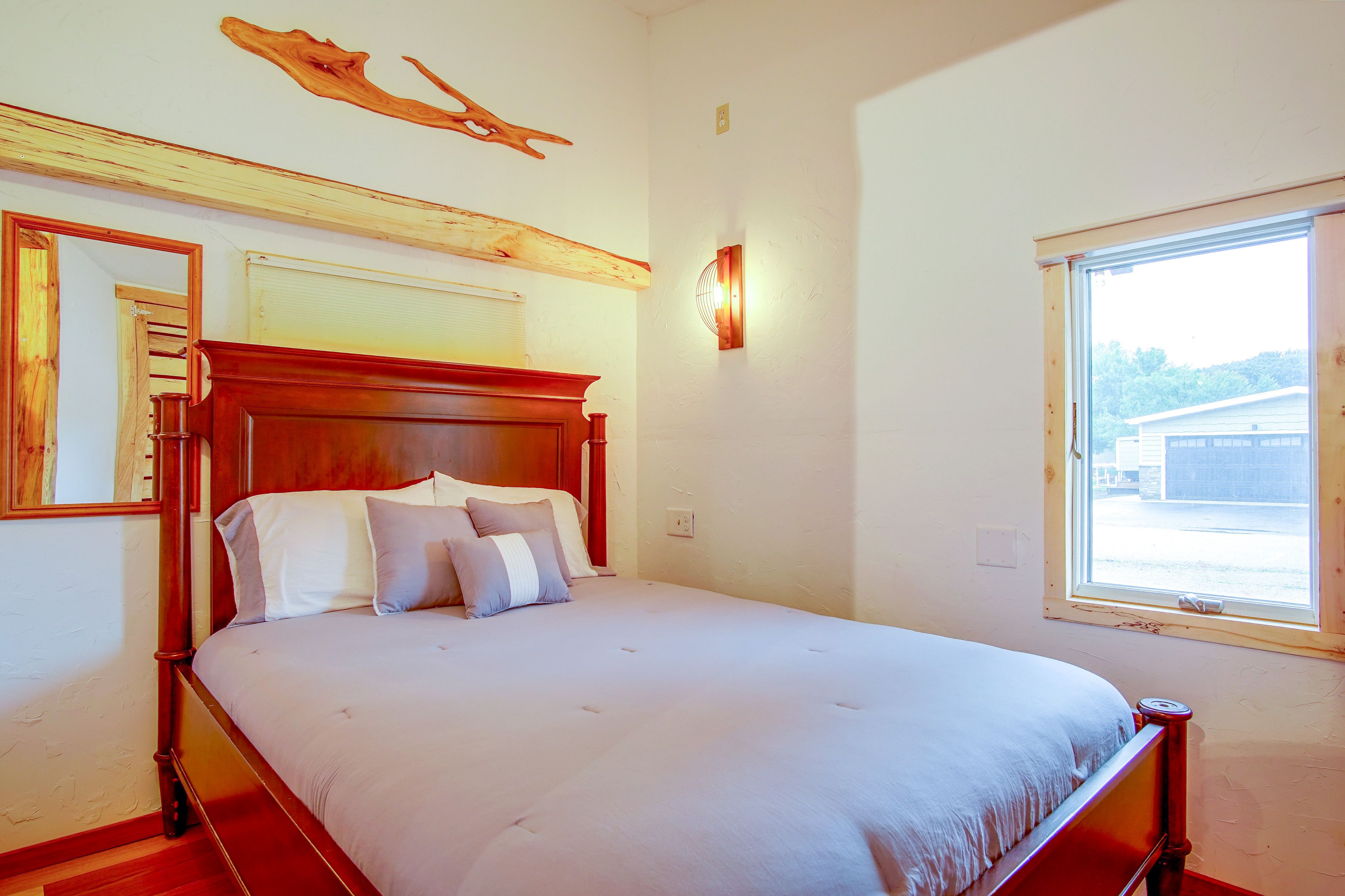 Bedroom 2 | Queen Bed