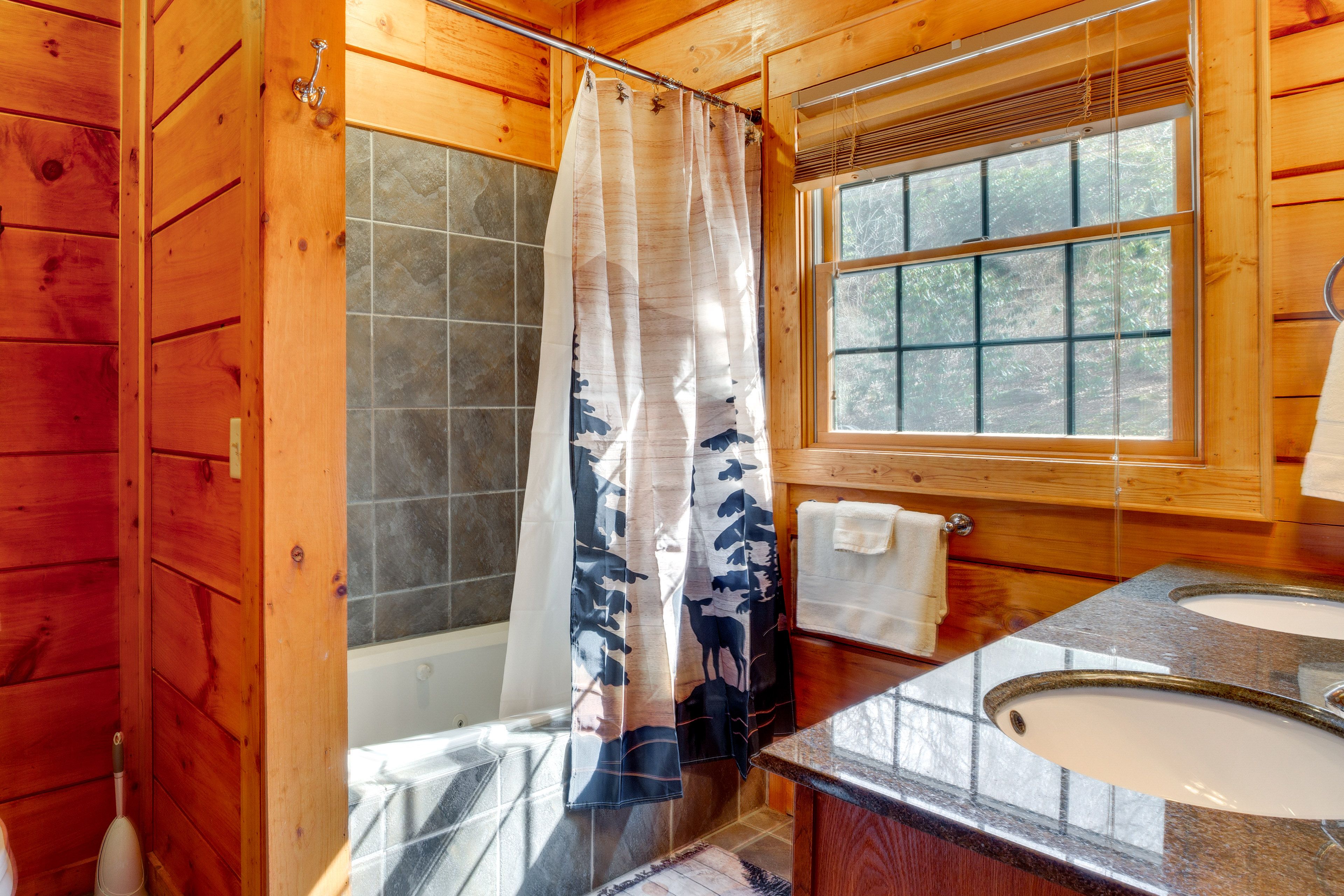 Full Bathroom | 1st Floor