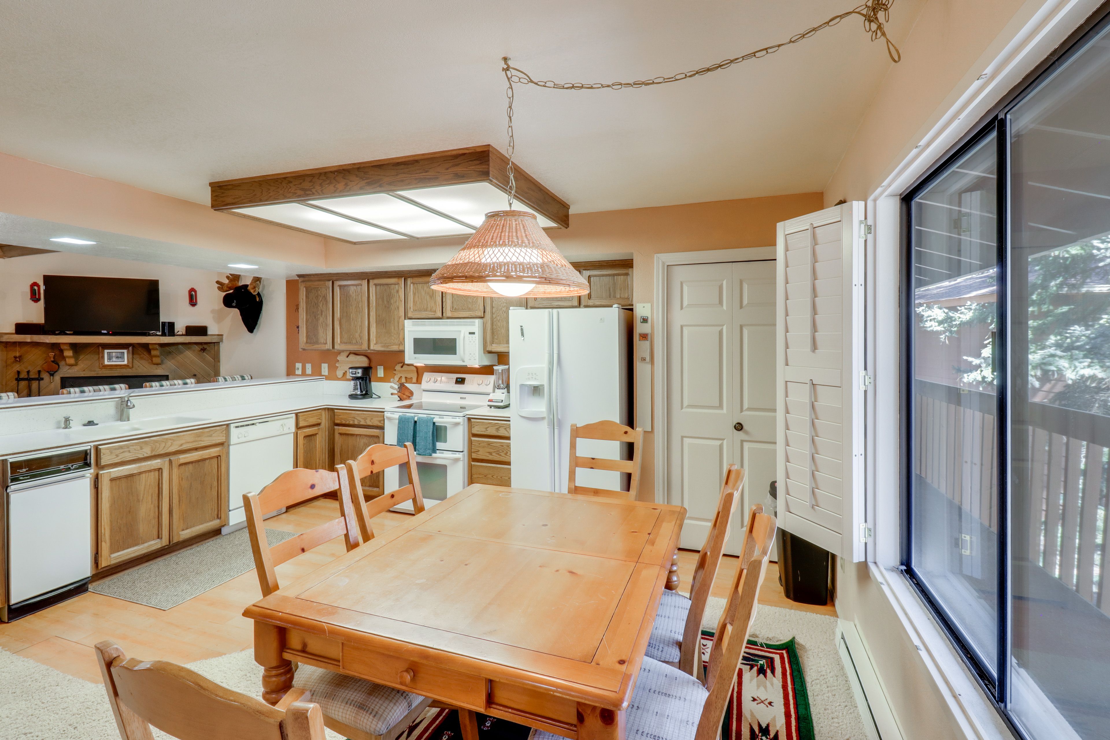 Kitchen | Dining Table