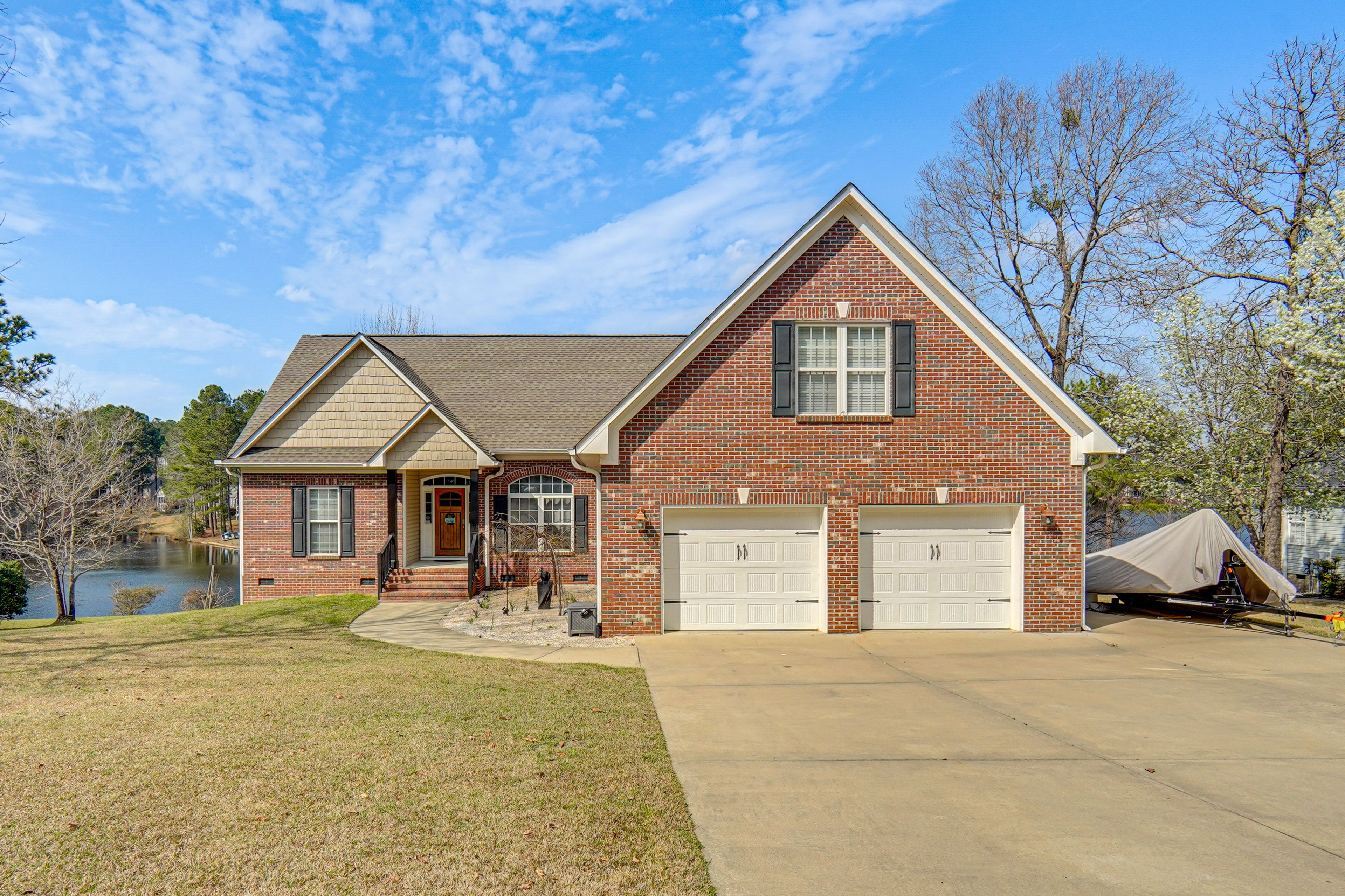 Property Exterior | Driveway (5 Vehicles)