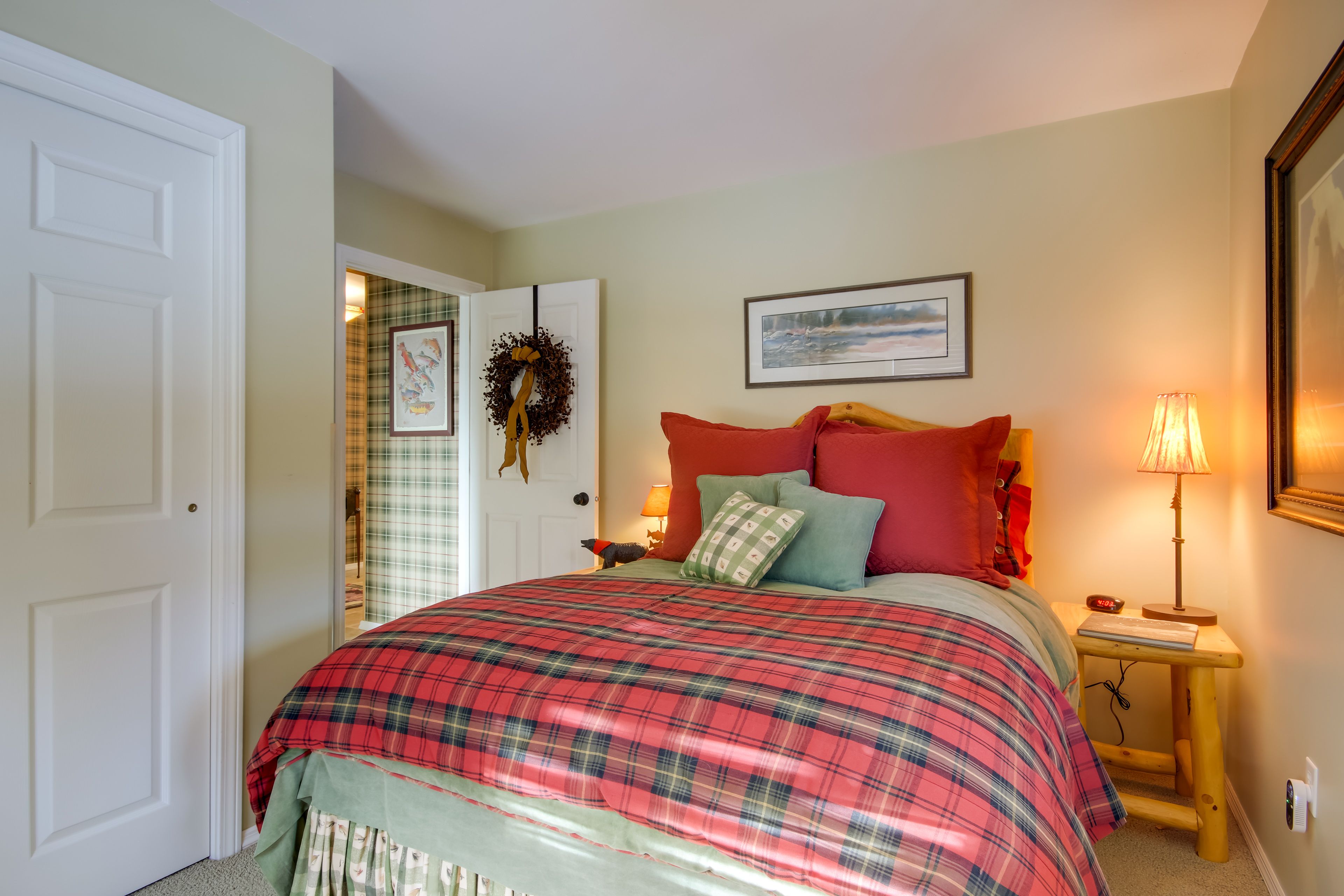 Bedroom 1 | Queen Bed | 1st Floor