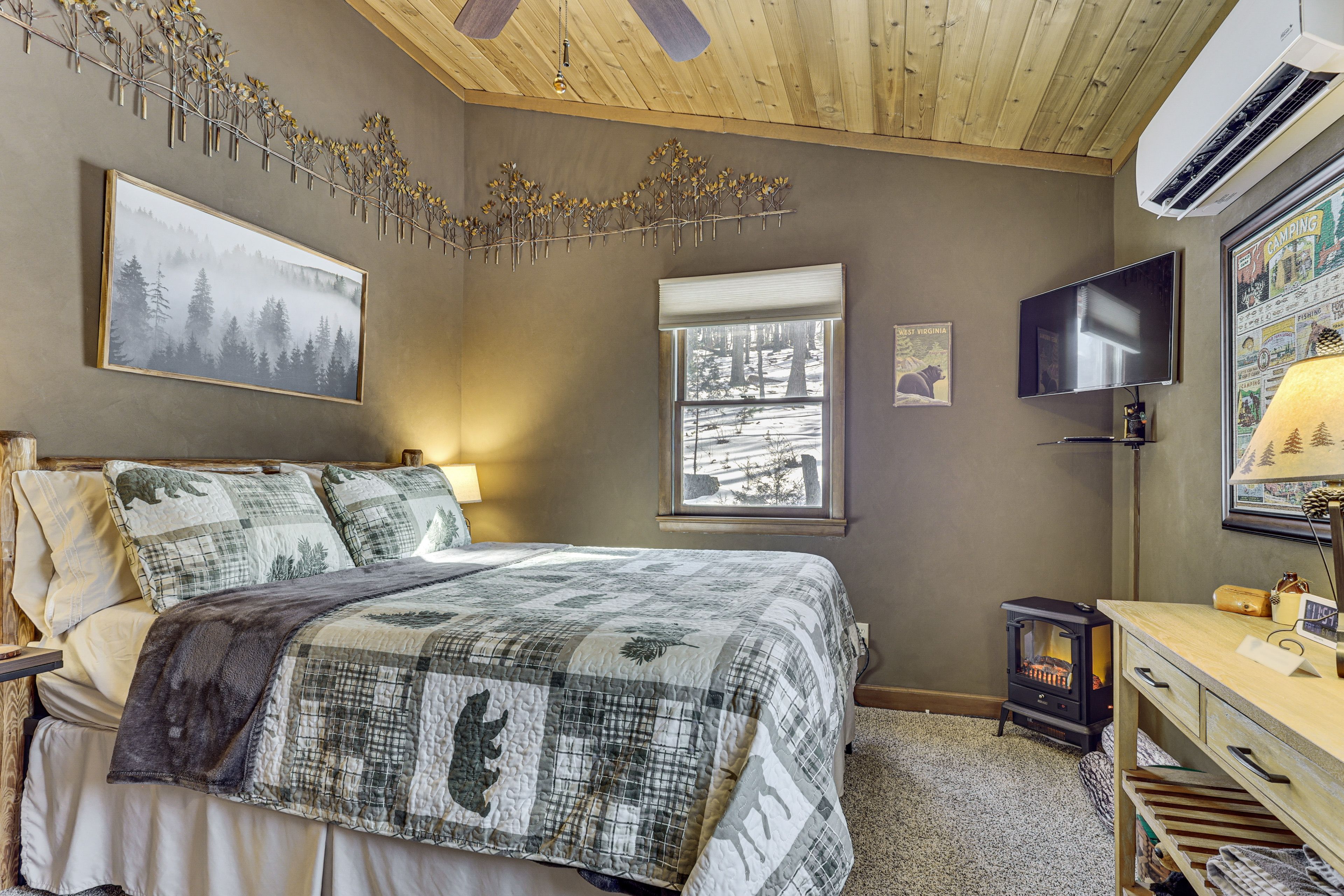 Bedroom 1 | Queen Bed