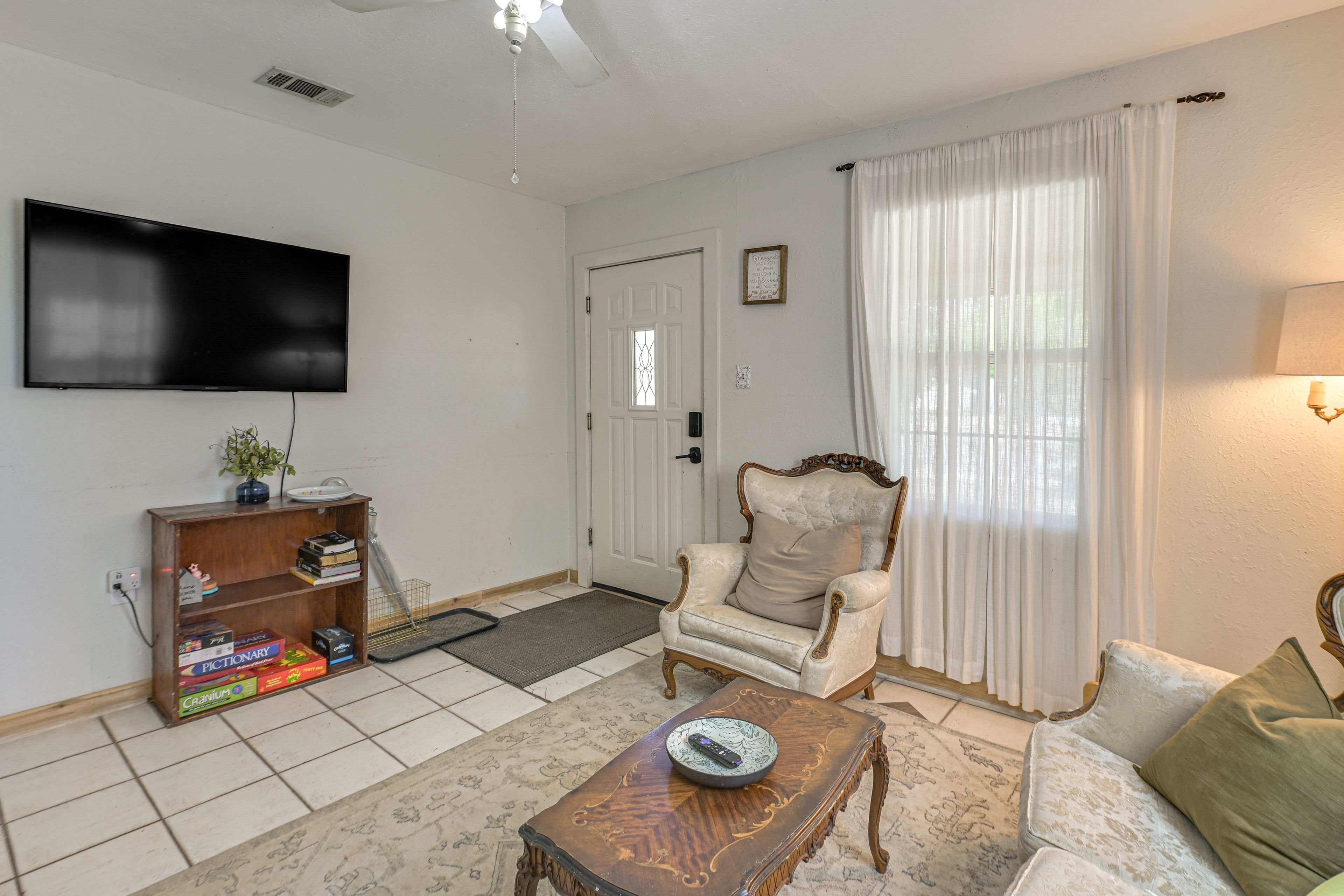 Living Room | Smart TV | Board Games