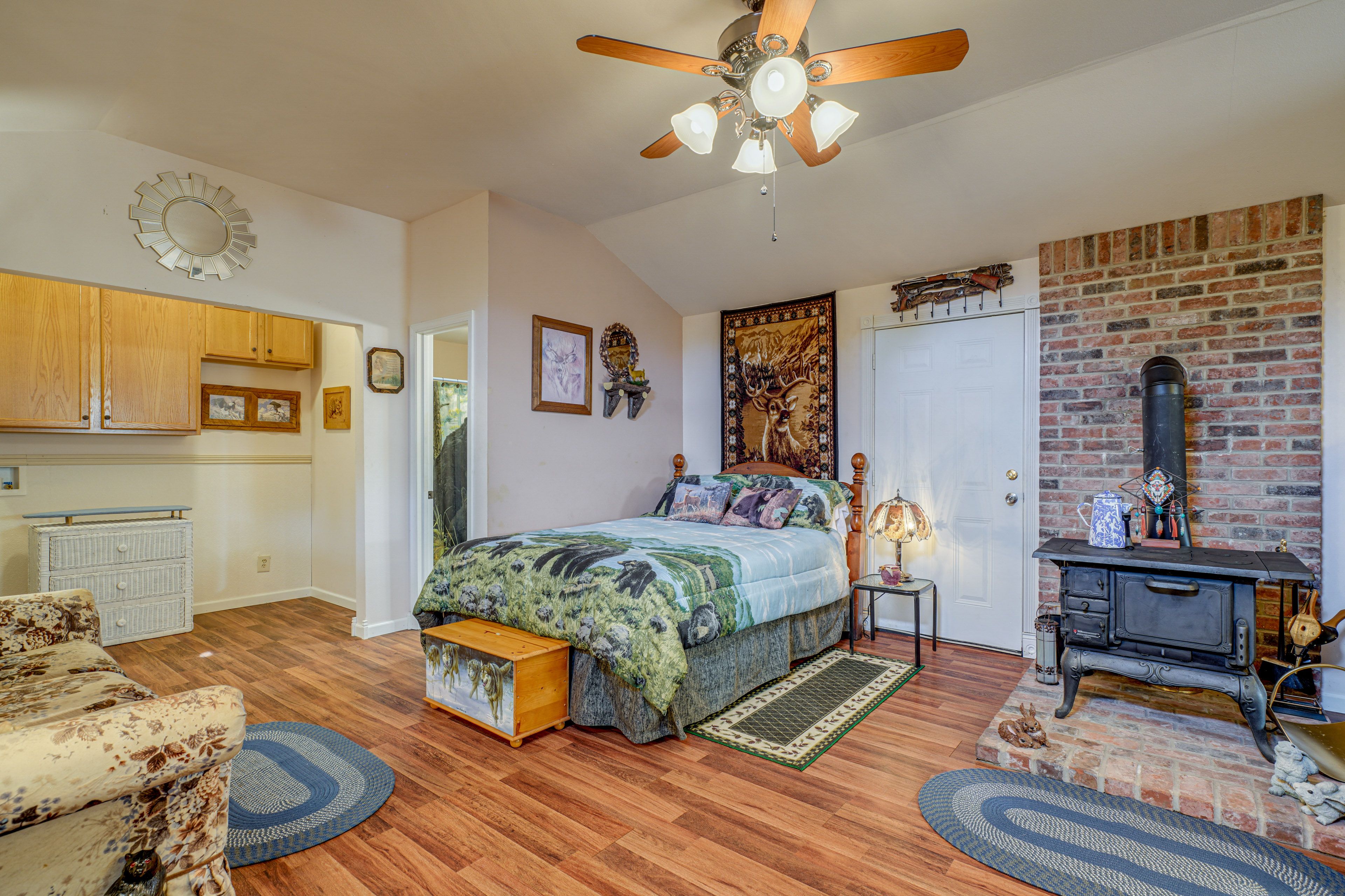 Living Room | Queen Bed