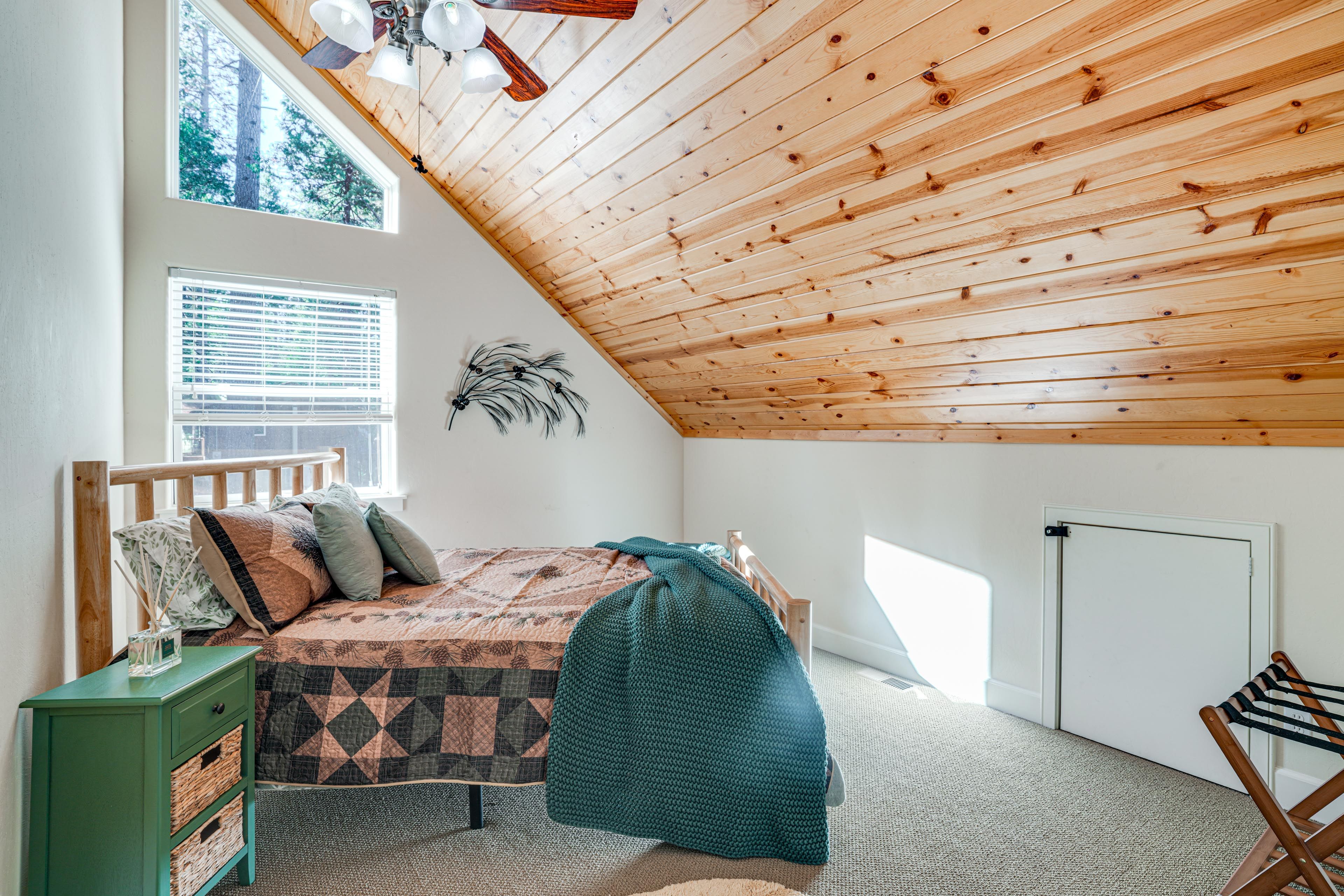 Bedroom 3 | Queen Bed | Crib