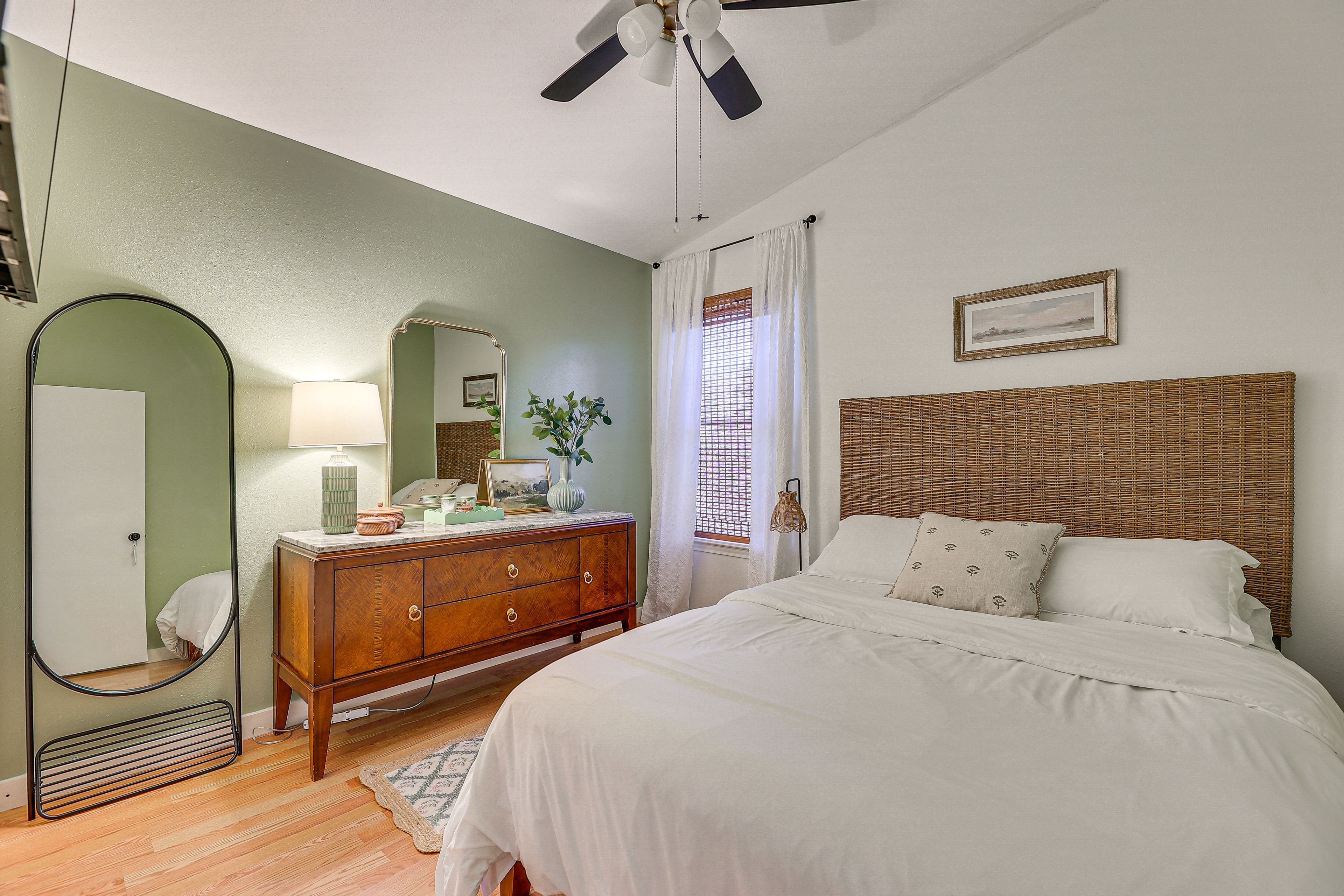 Bedroom 3 | Queen Bed