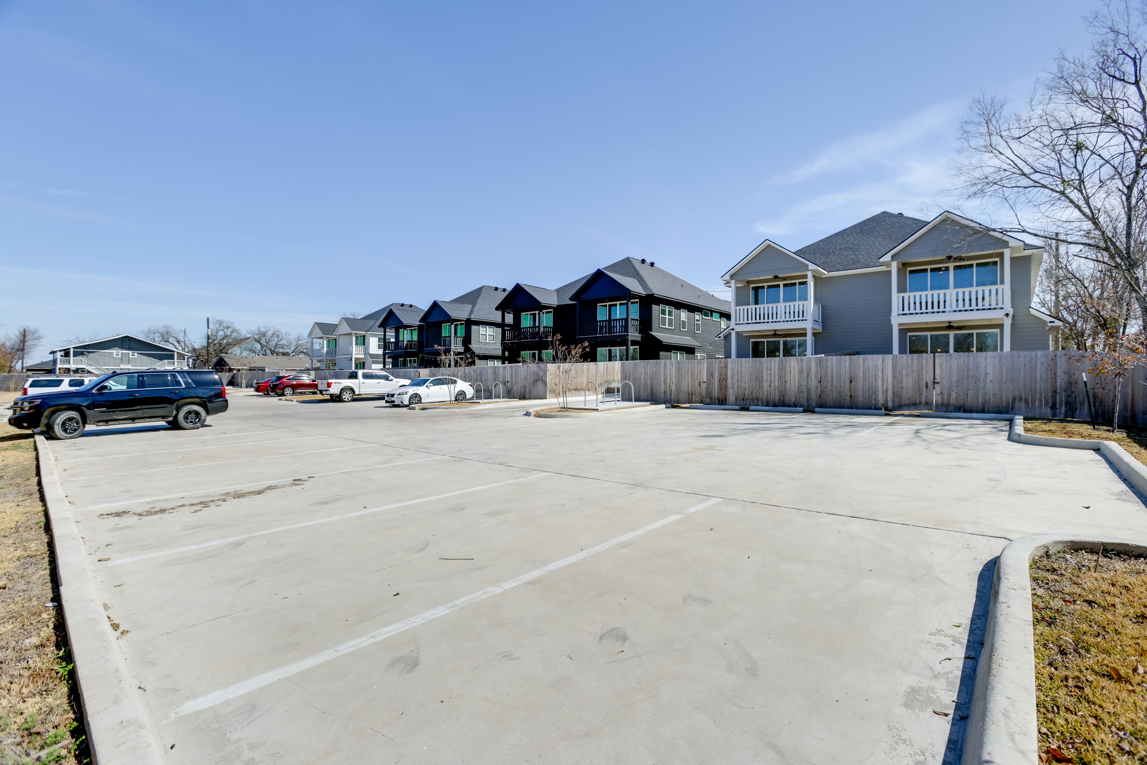 Shared Parking Lot | 5 Vehicles