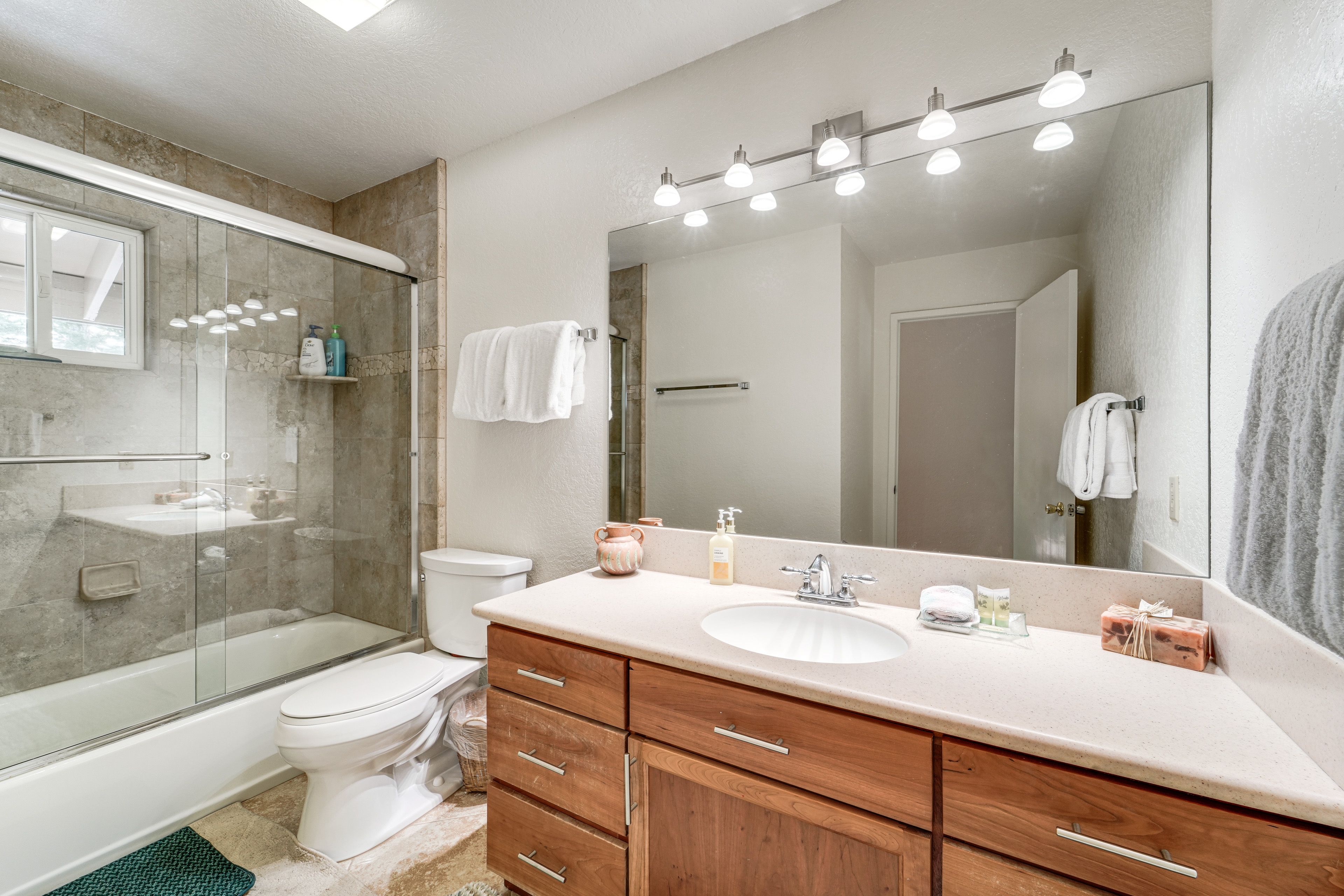 Full Bathroom | 2nd Floor