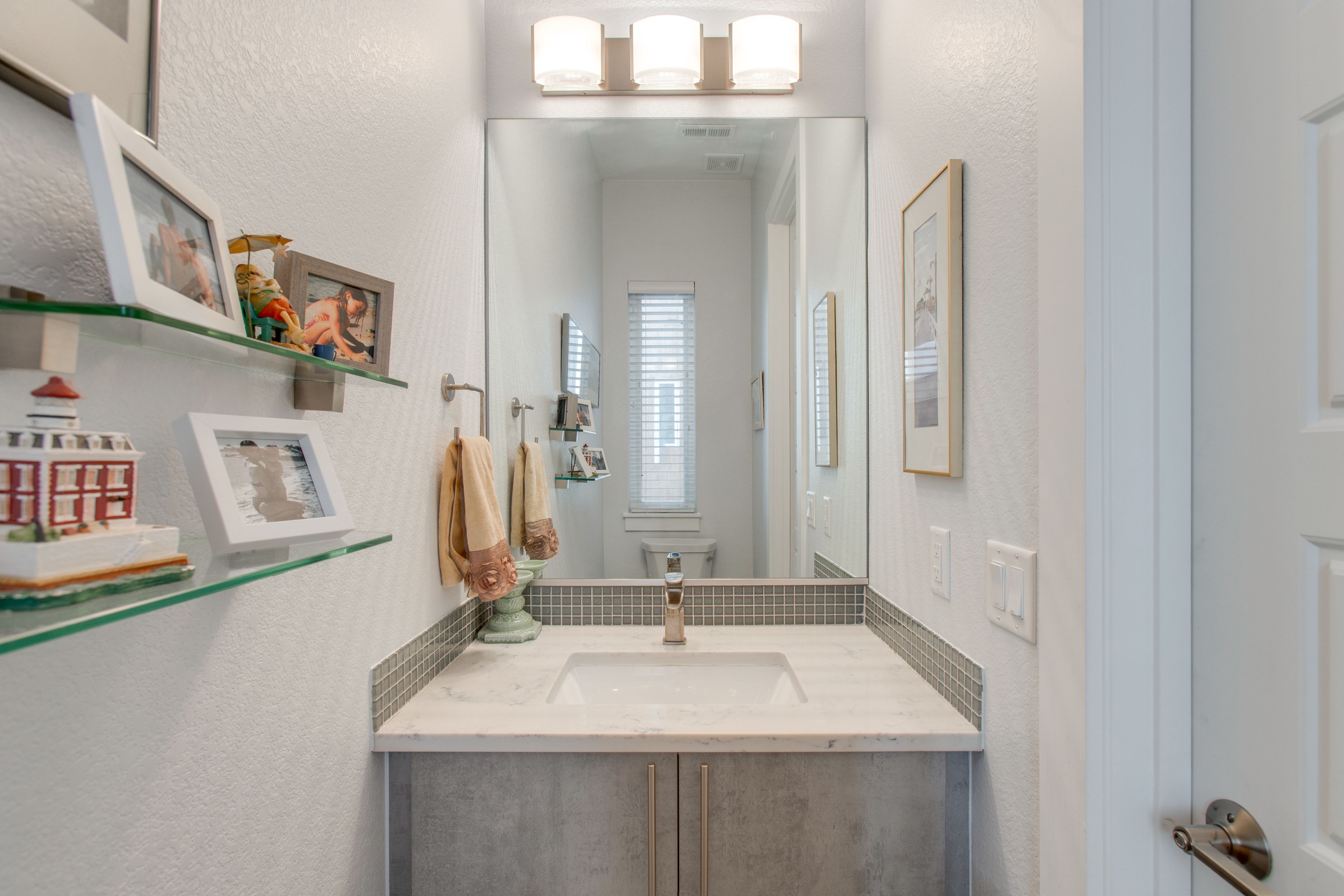 Half Bathroom | 2nd Floor