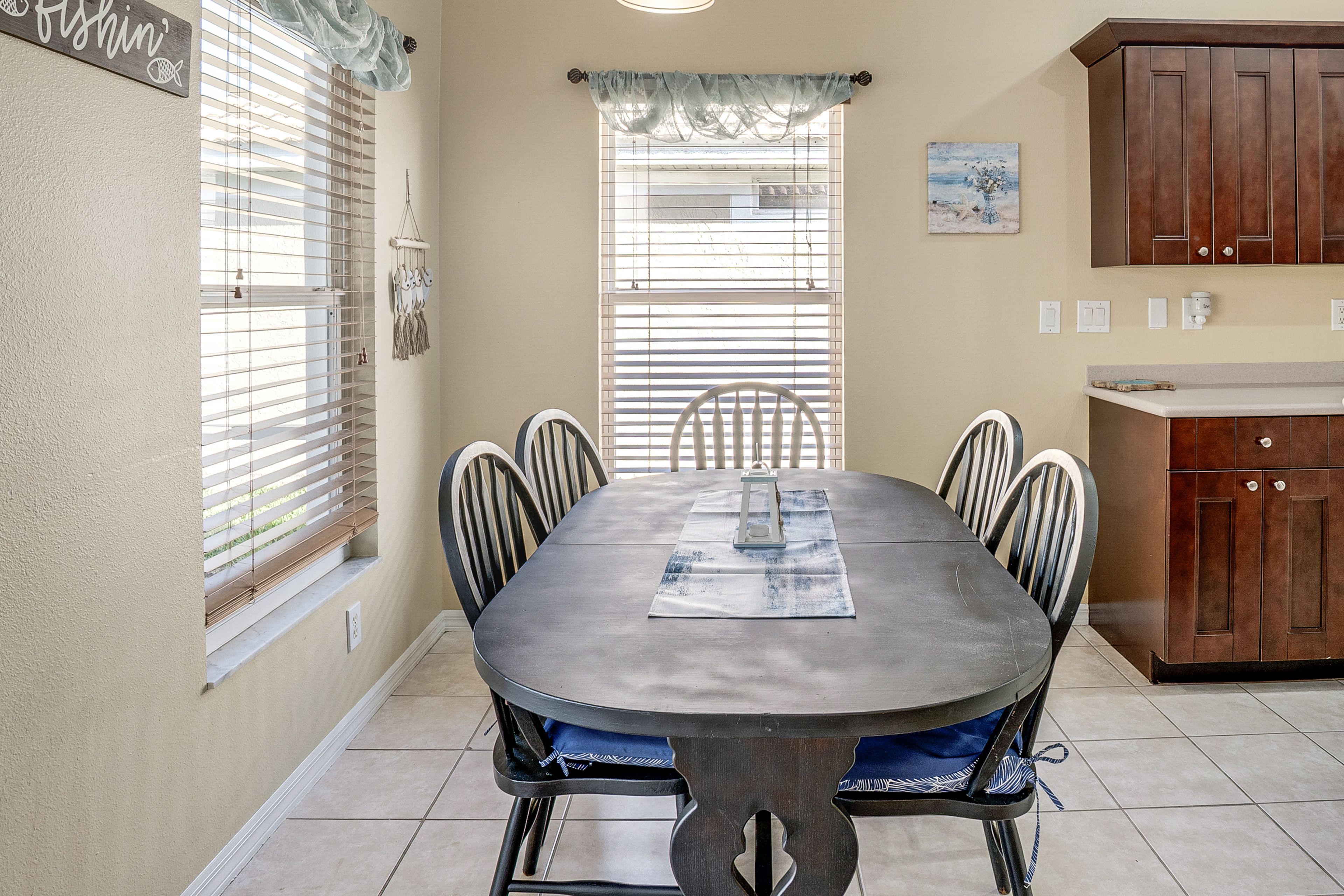 Dining Area | Dishware/Flatware Provided